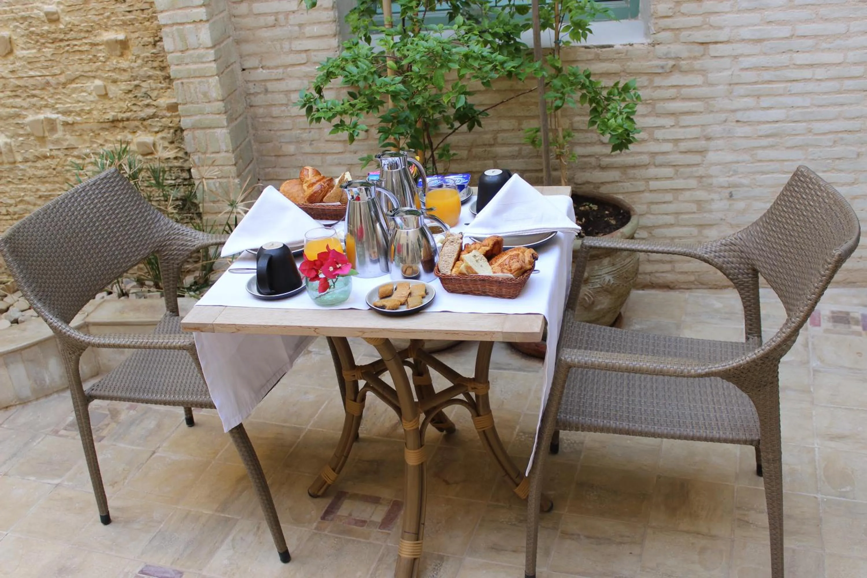 Restaurant/places to eat in Dar Saida Beya