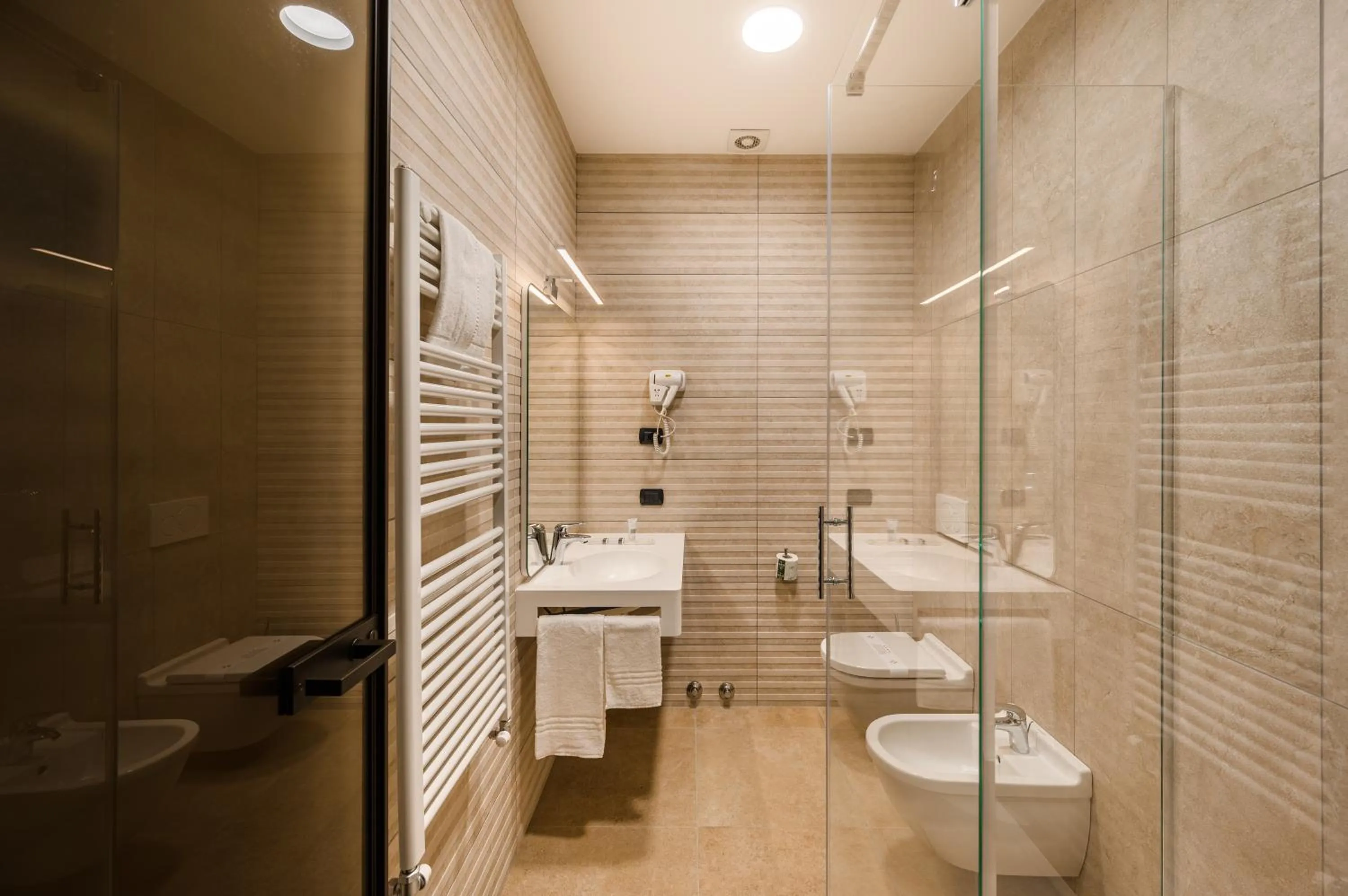 Shower in Hotel Cora