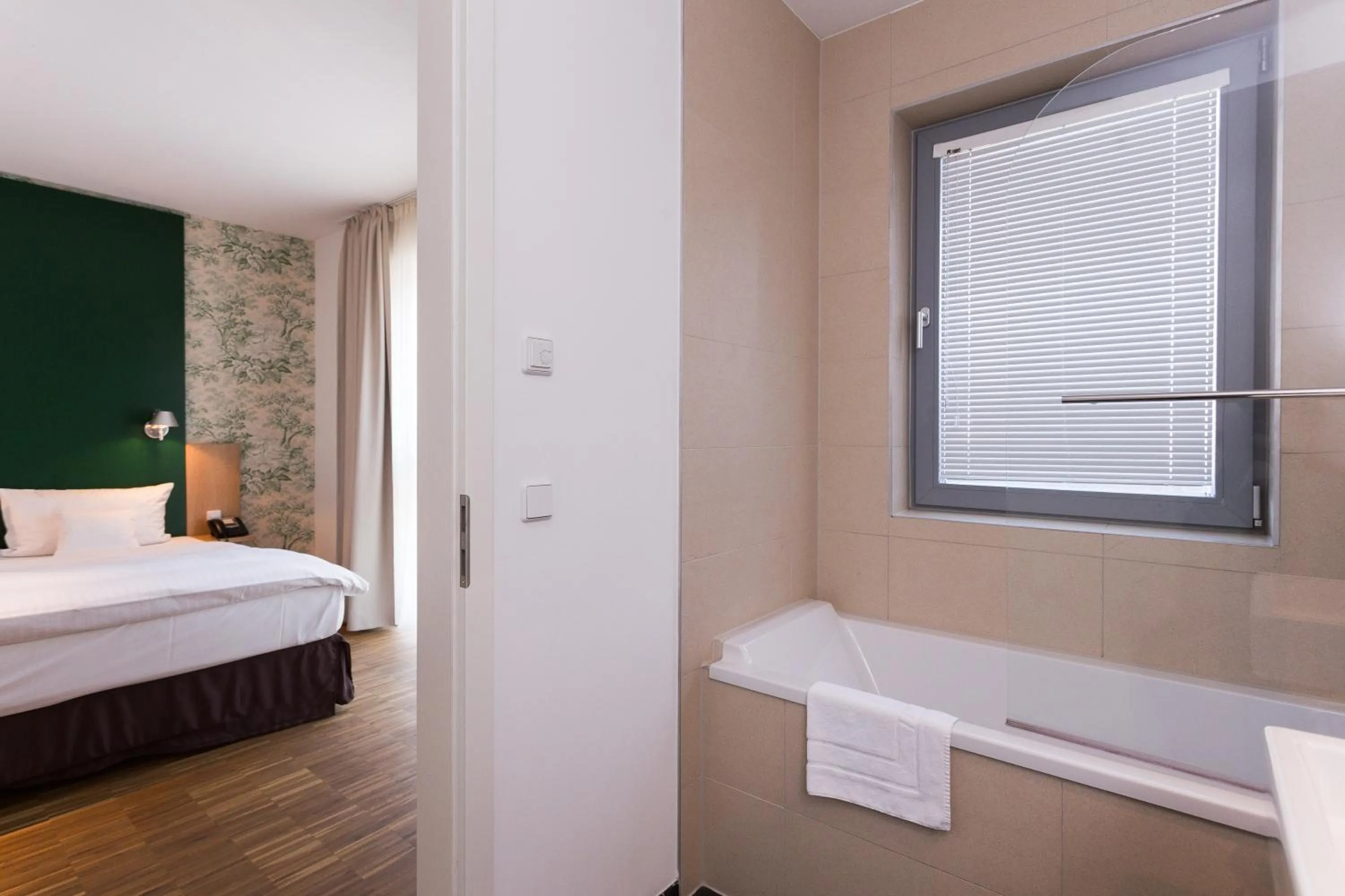 Shower, Bed in Grimm's Berlin Mitte