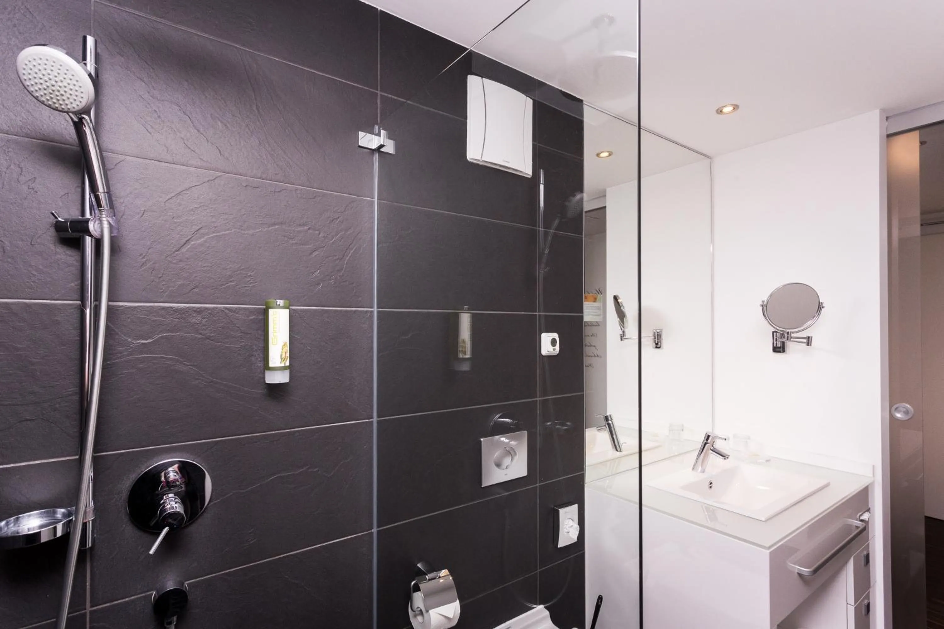 Shower in Grimm's Berlin Mitte