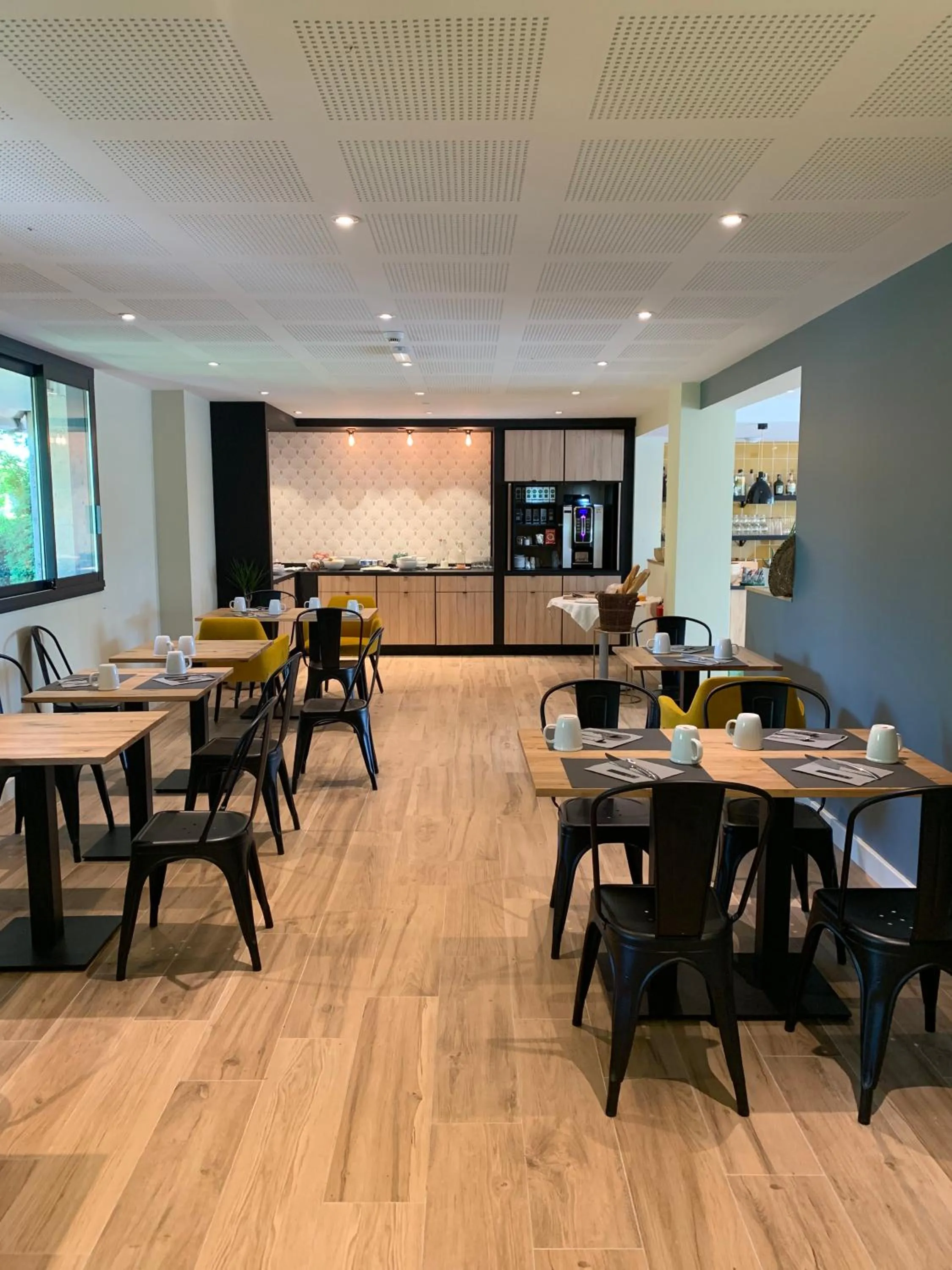 Buffet breakfast in Logis Hôtels - Le Bellaroc - Hôtel 2 étoiles et Restaurant