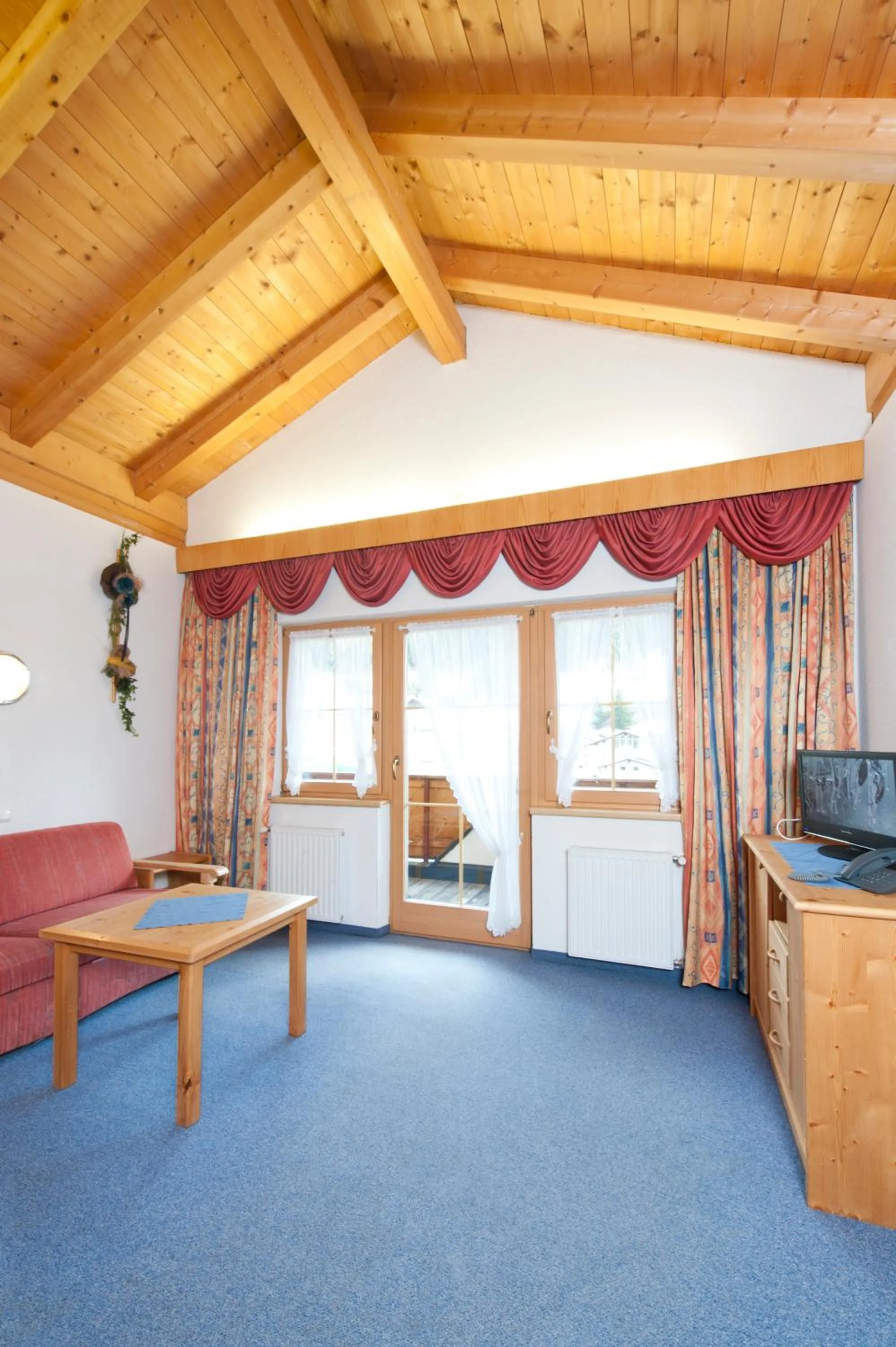 Living room, Bed in Mallaun Hotel.Erlebnis