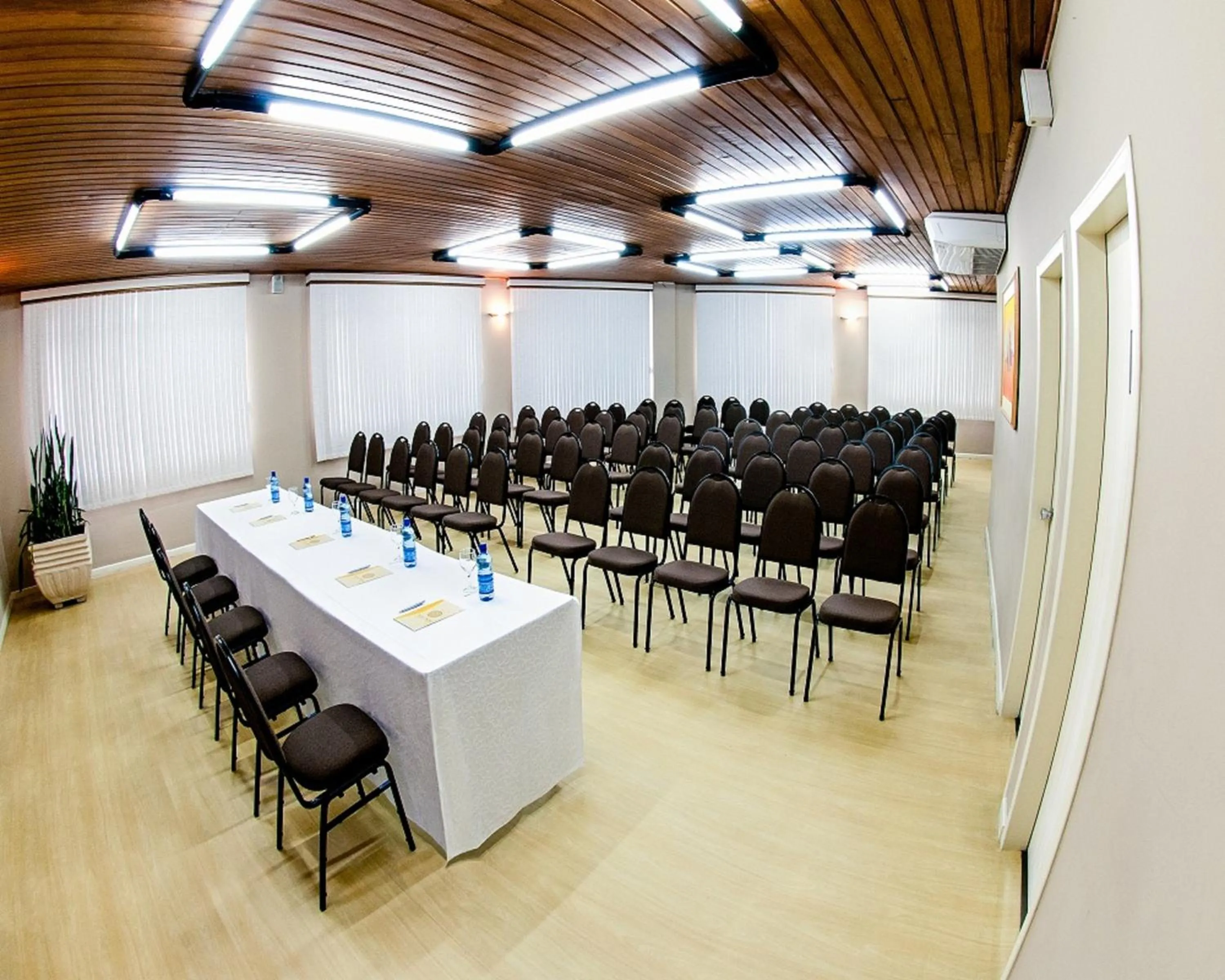 Business facilities in HOTEL DEL REY CURITIBA by POTY - NA FAMOSA RUA XV DE NOVEMBRO