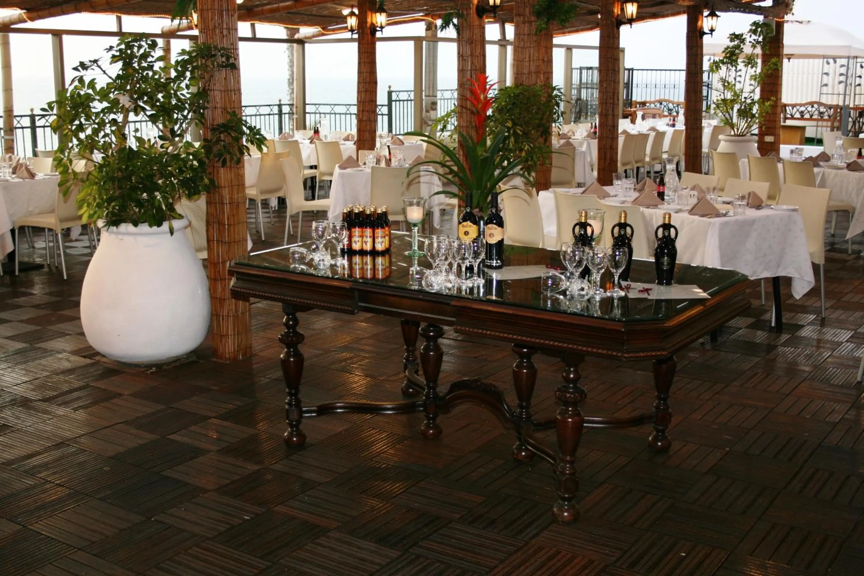 Restaurant/places to eat in The Seasons Hotel -Studio & Suite