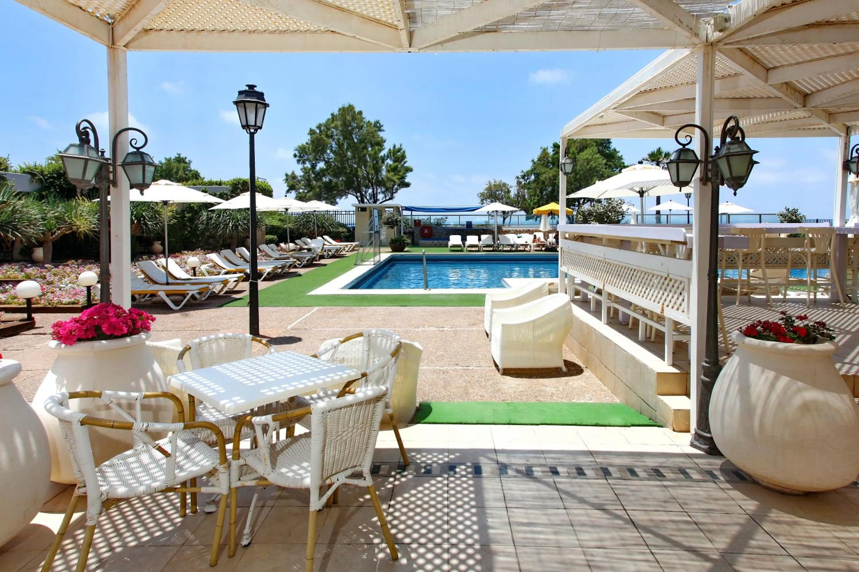 Restaurant/places to eat in The Seasons Hotel -Studio & Suite