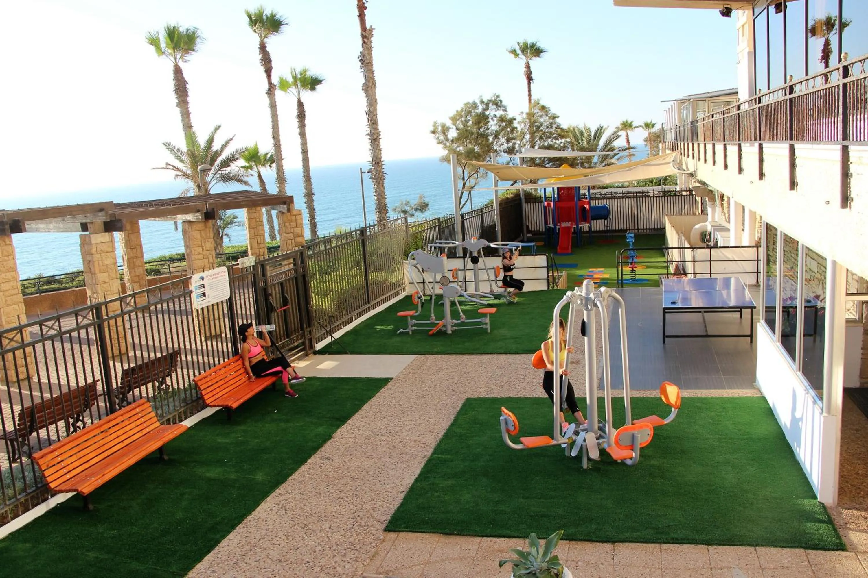 Table tennis in The Seasons Hotel -Studio & Suite