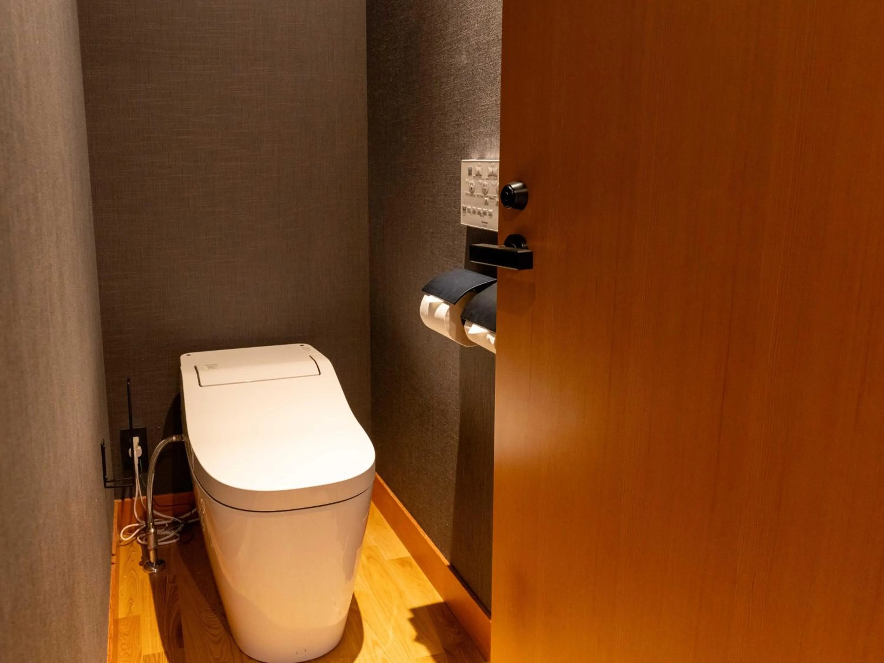 Toilet in Temple Hotel Takayama Zenkoji