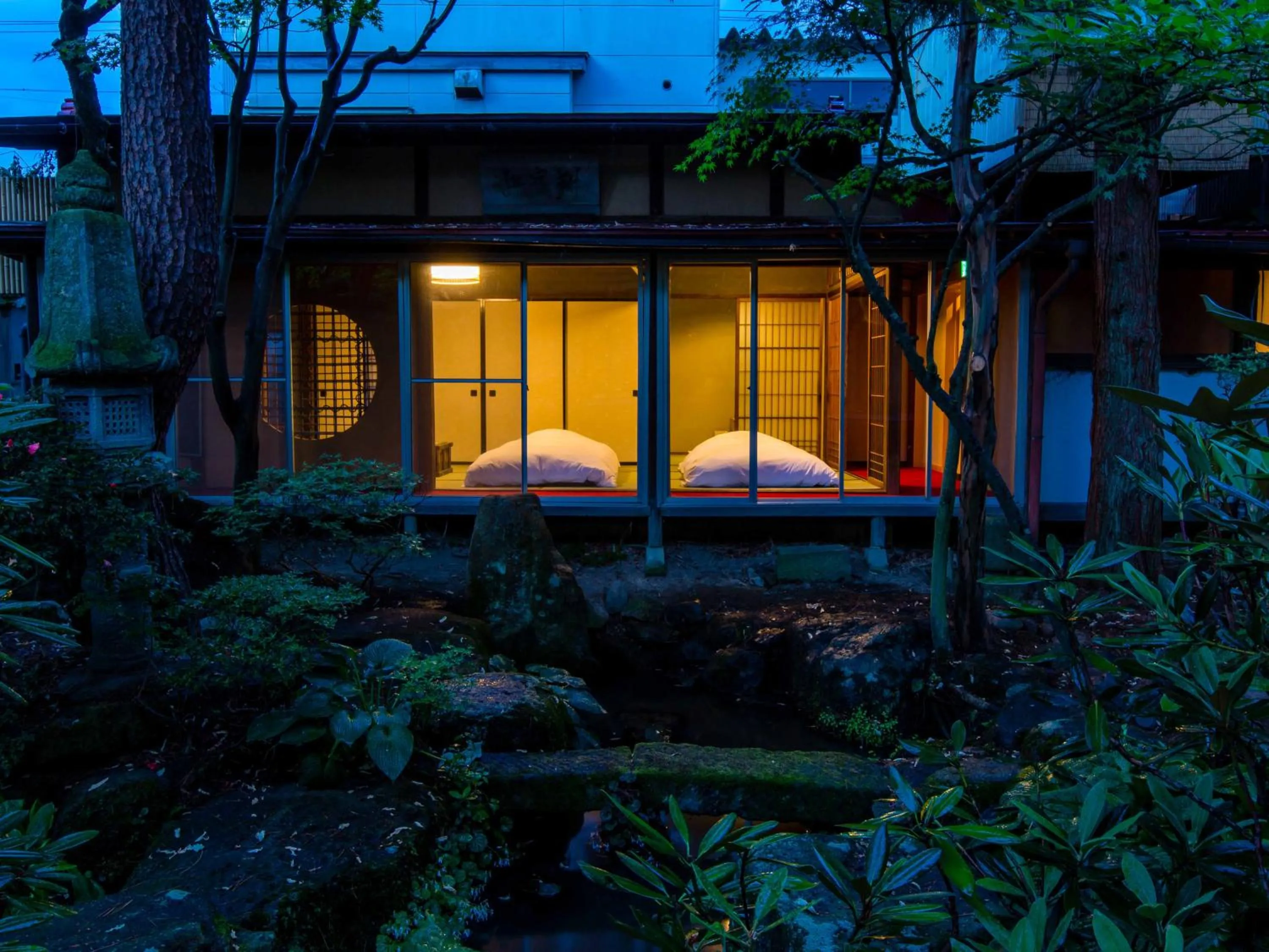 Night in Temple Hotel Takayama Zenkoji