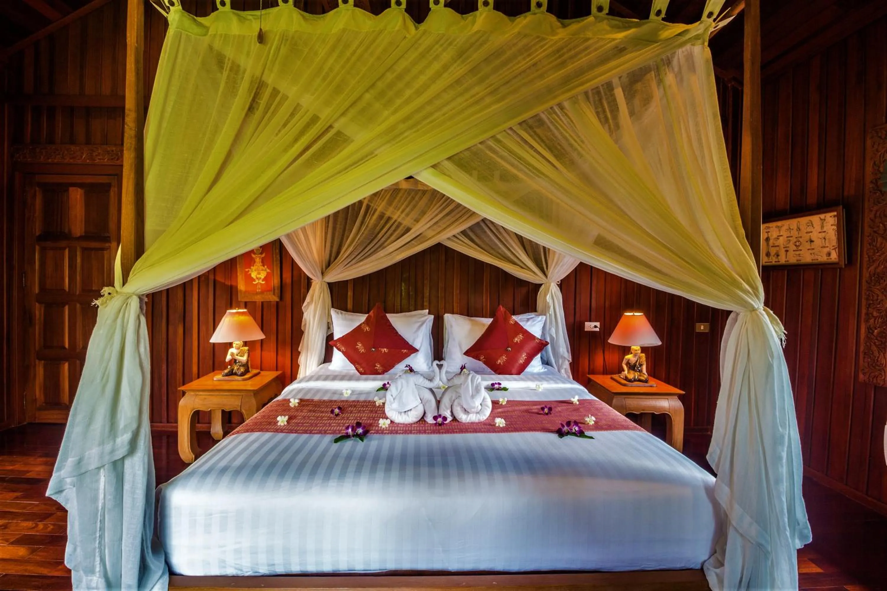Bed in Erawan Villa Hotel