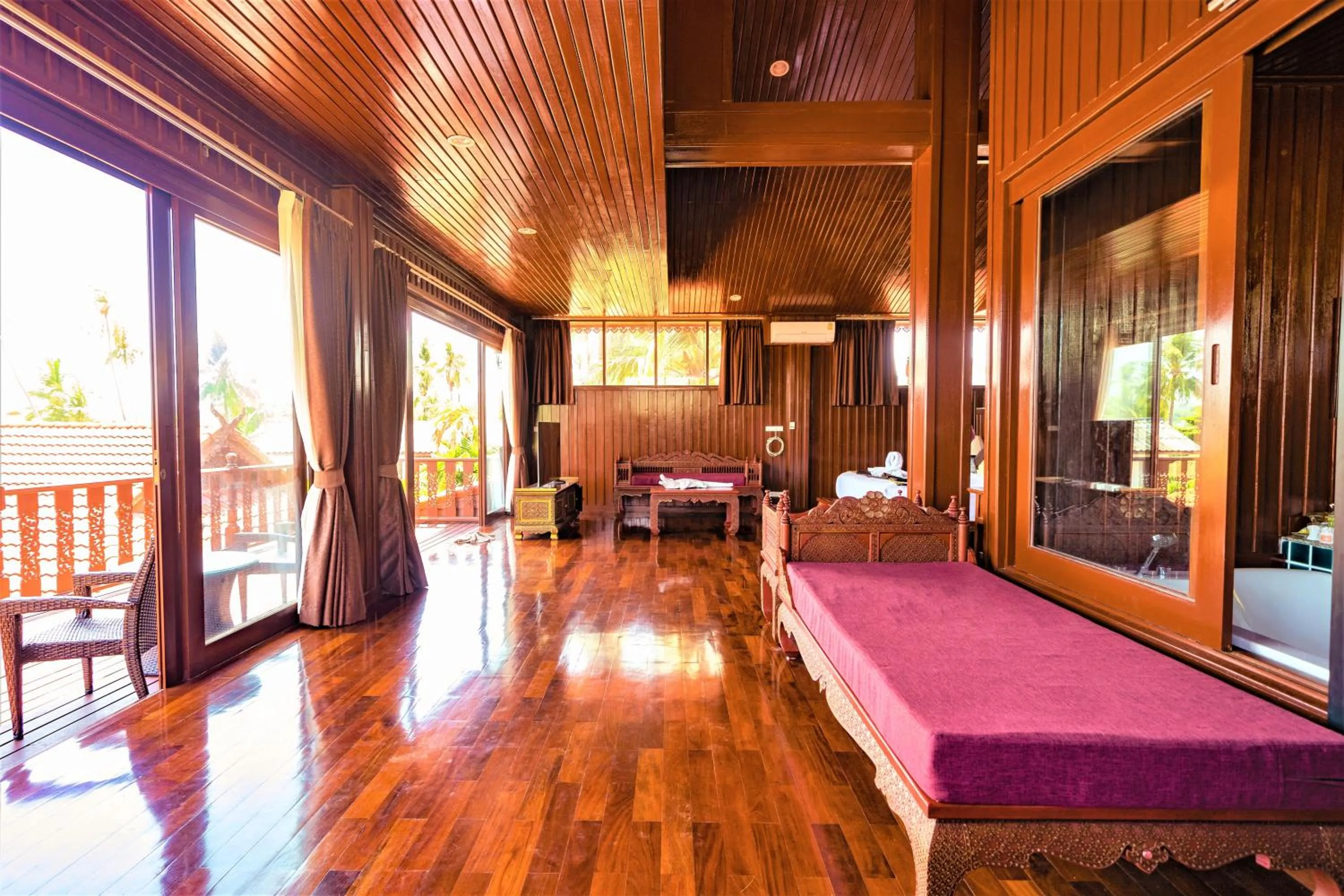 Bed in Erawan Villa Hotel