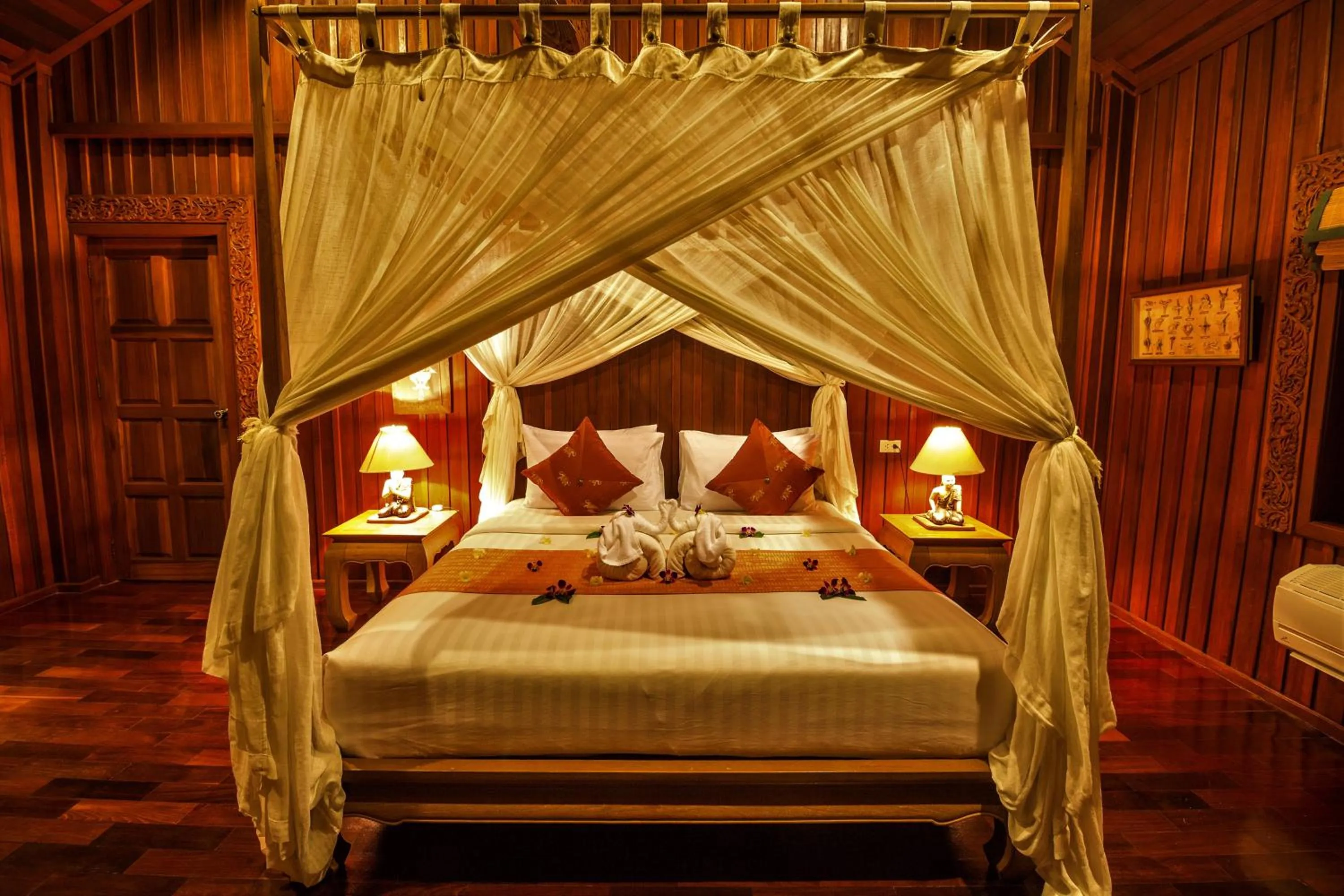 Bed in Erawan Villa Hotel