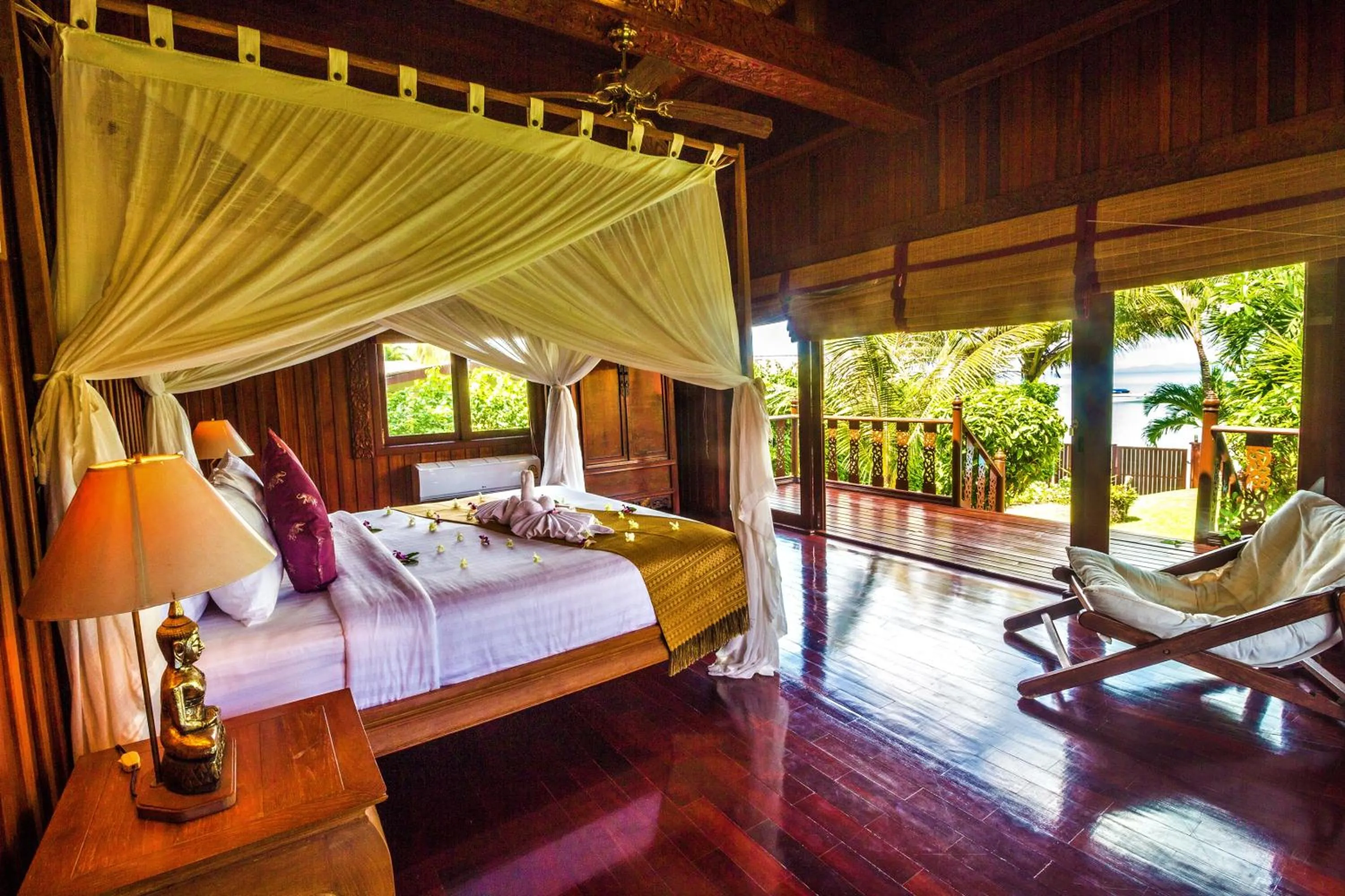 Bed in Erawan Villa Hotel