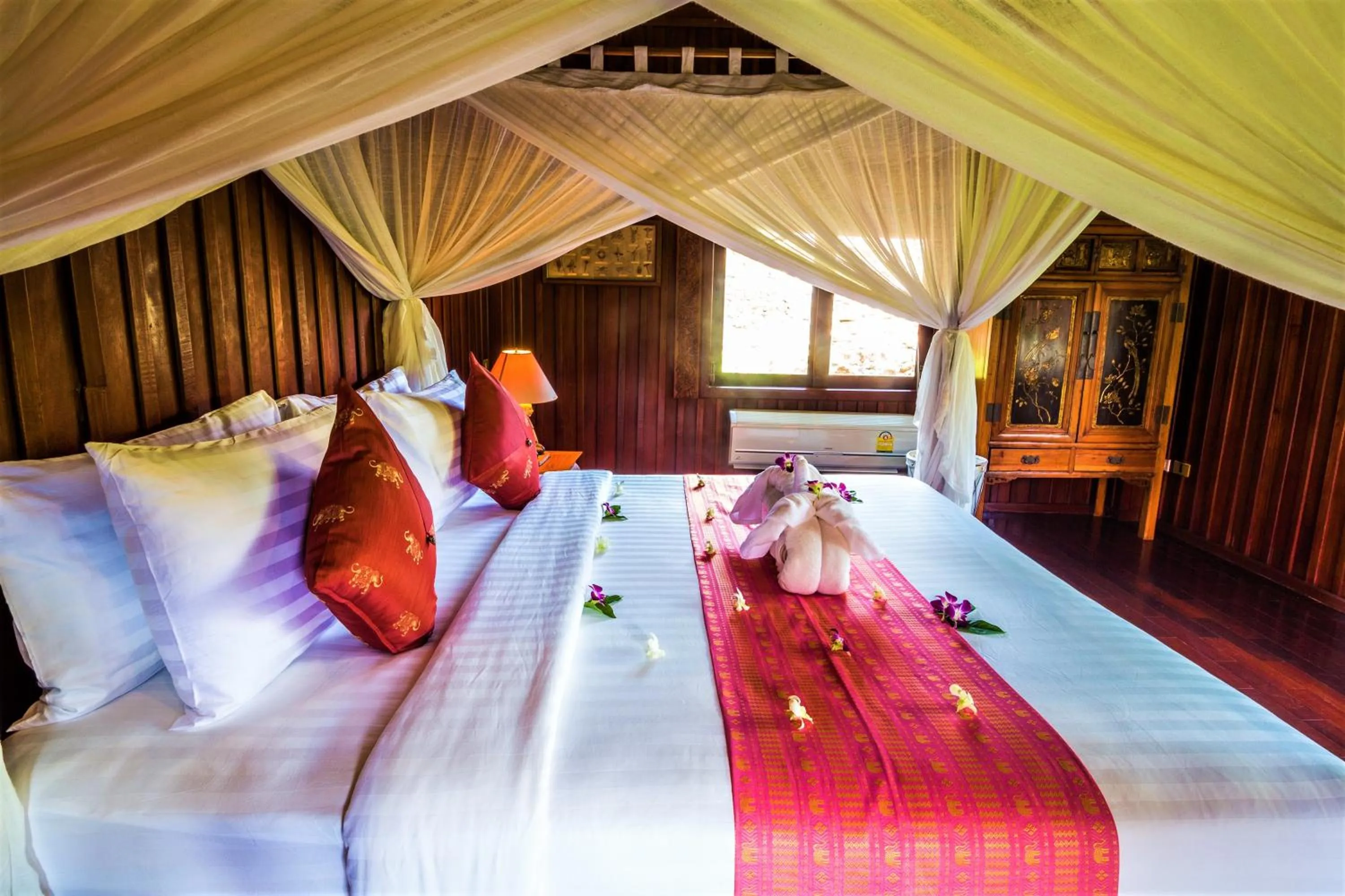 Bed in Erawan Villa Hotel