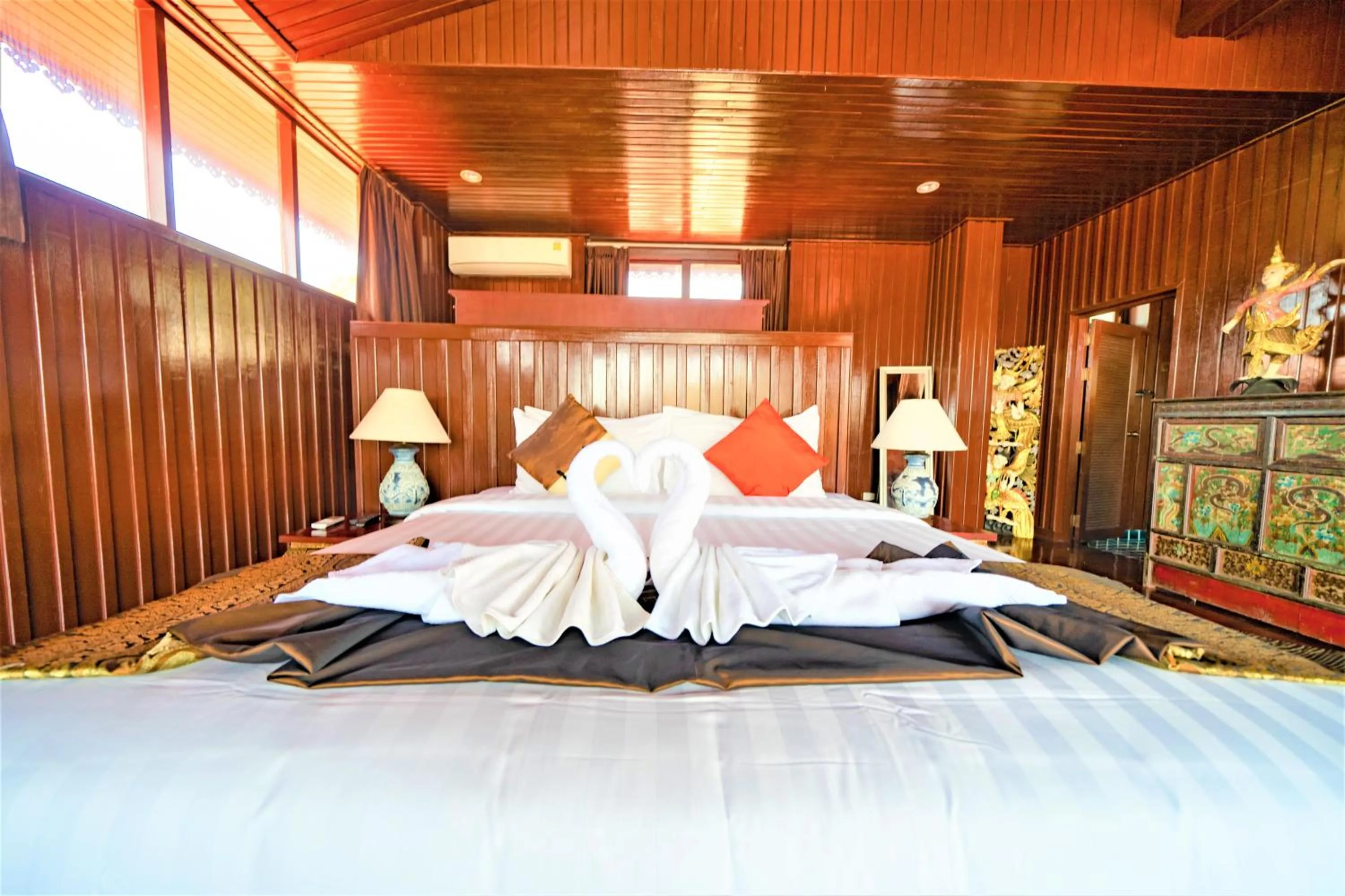 Bed in Erawan Villa Hotel