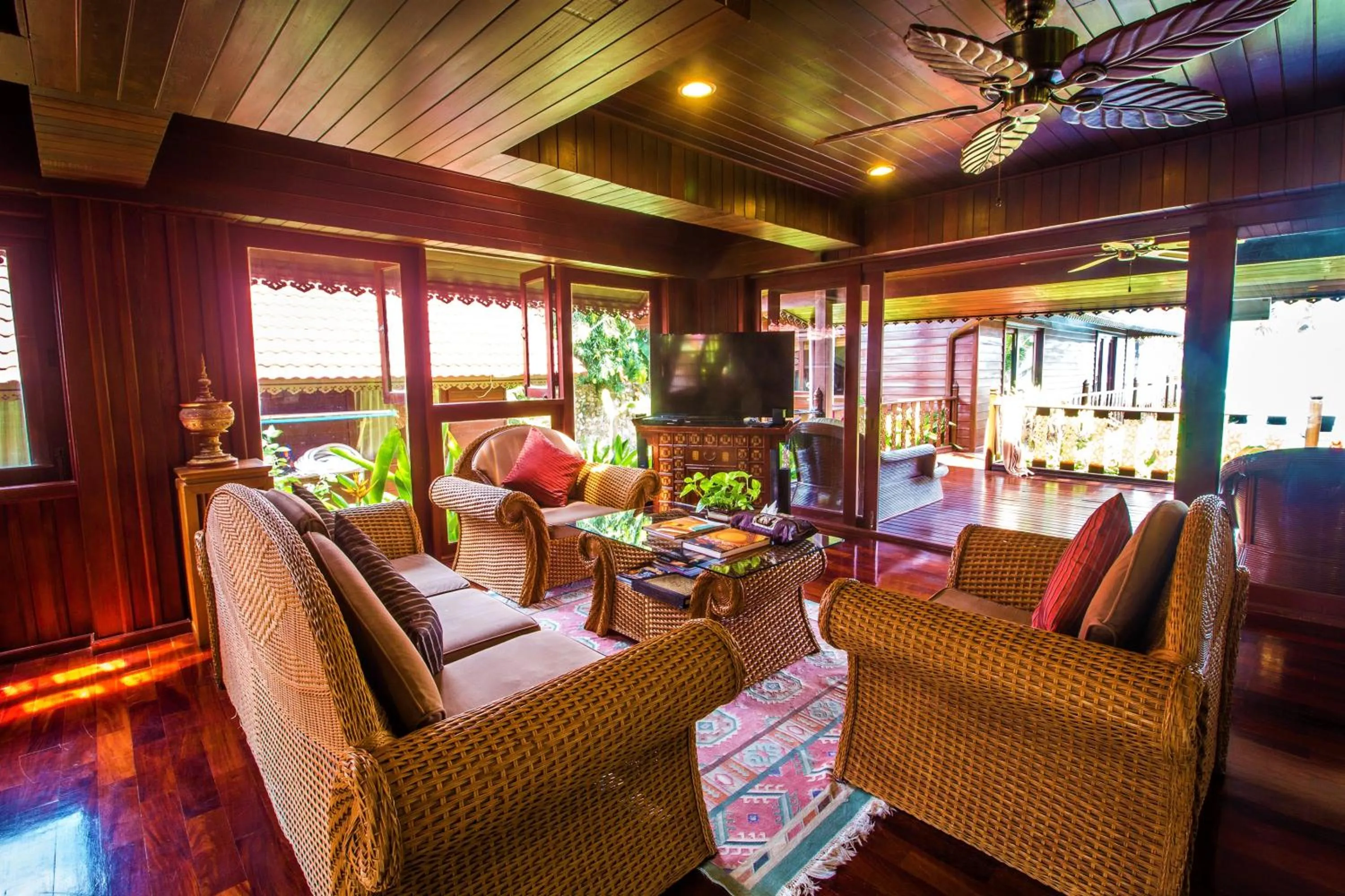 Restaurant/places to eat in Erawan Villa Hotel