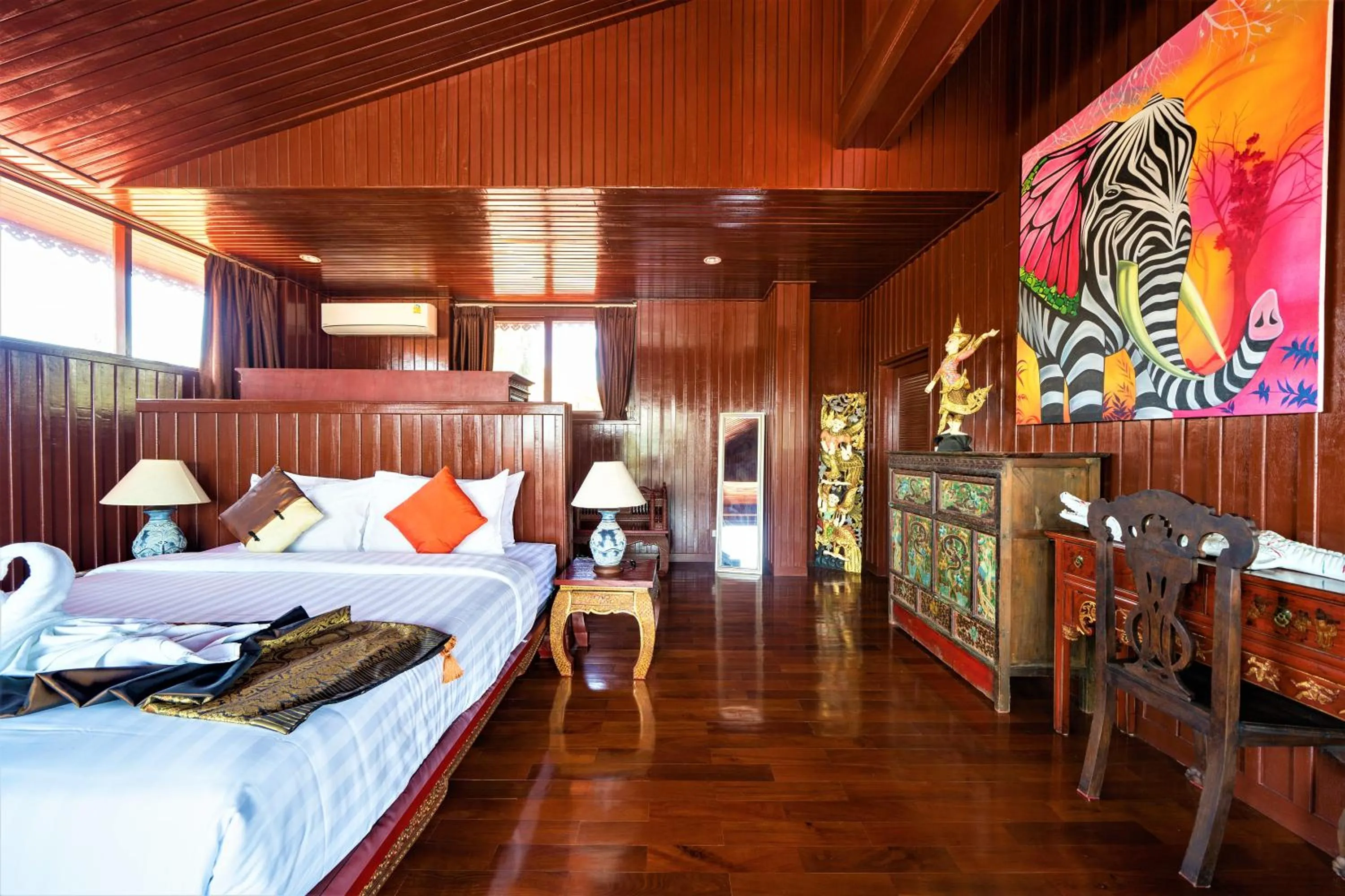 Bed in Erawan Villa Hotel