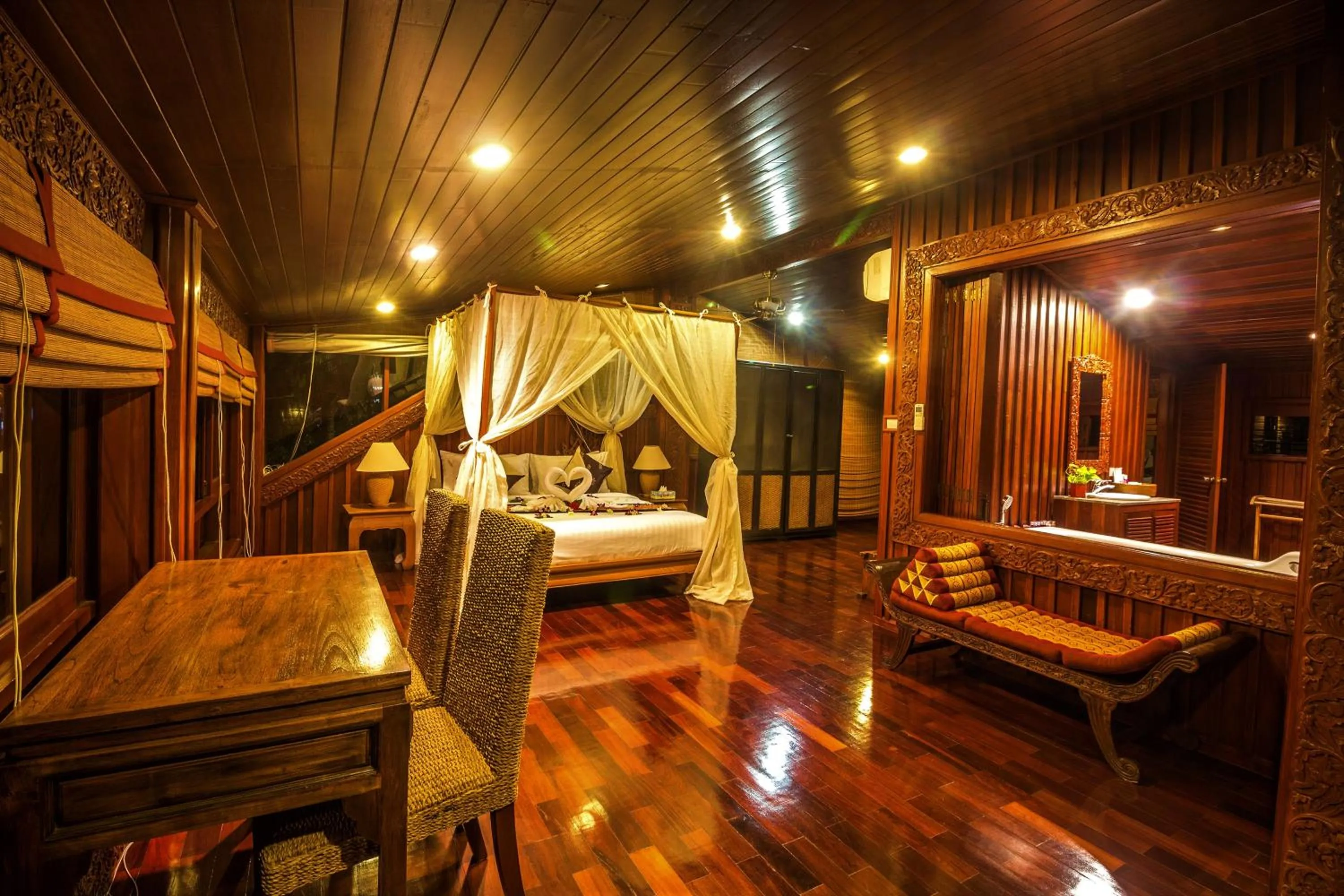 Bed in Erawan Villa Hotel