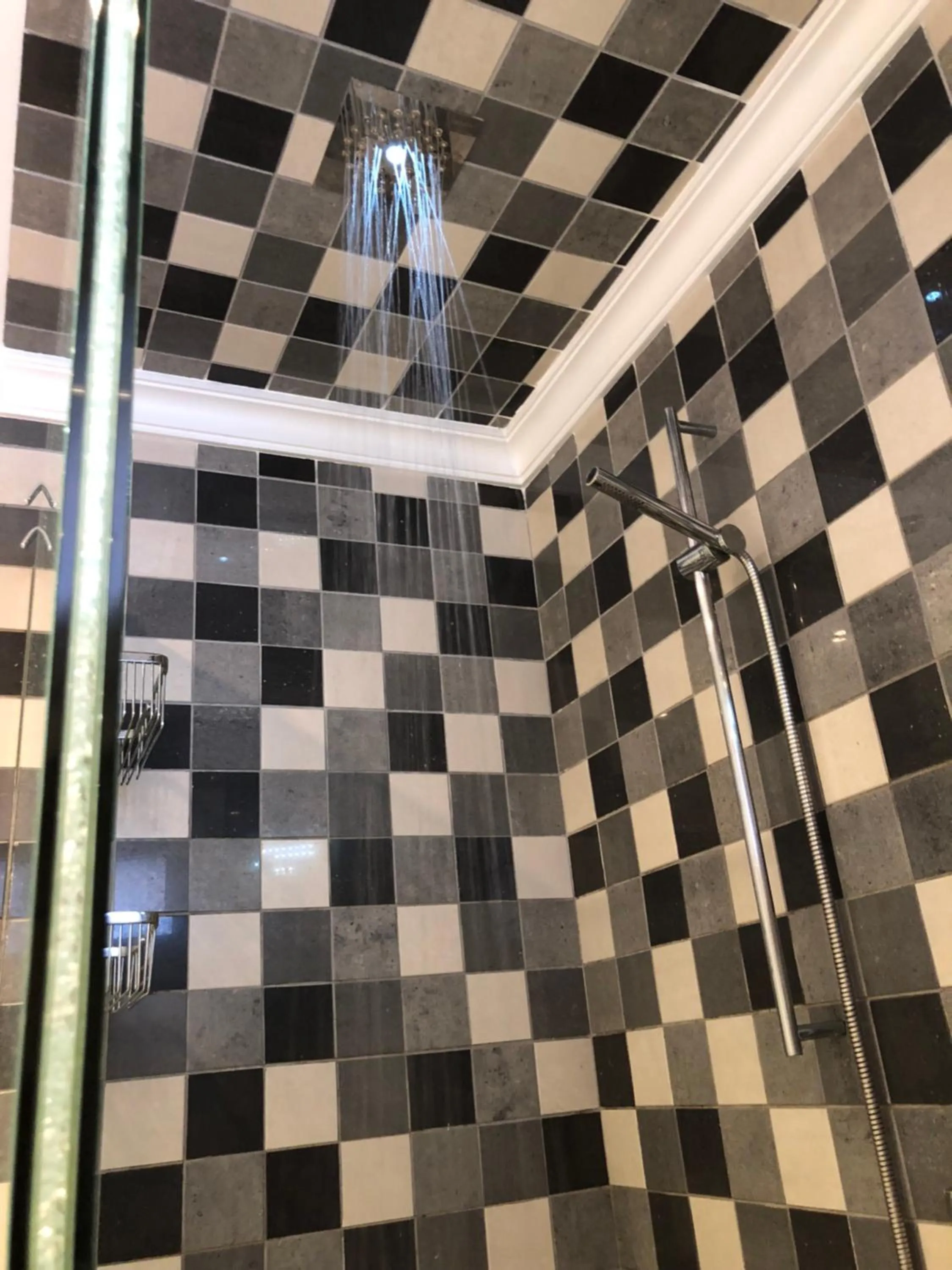 Shower in Los Geranios