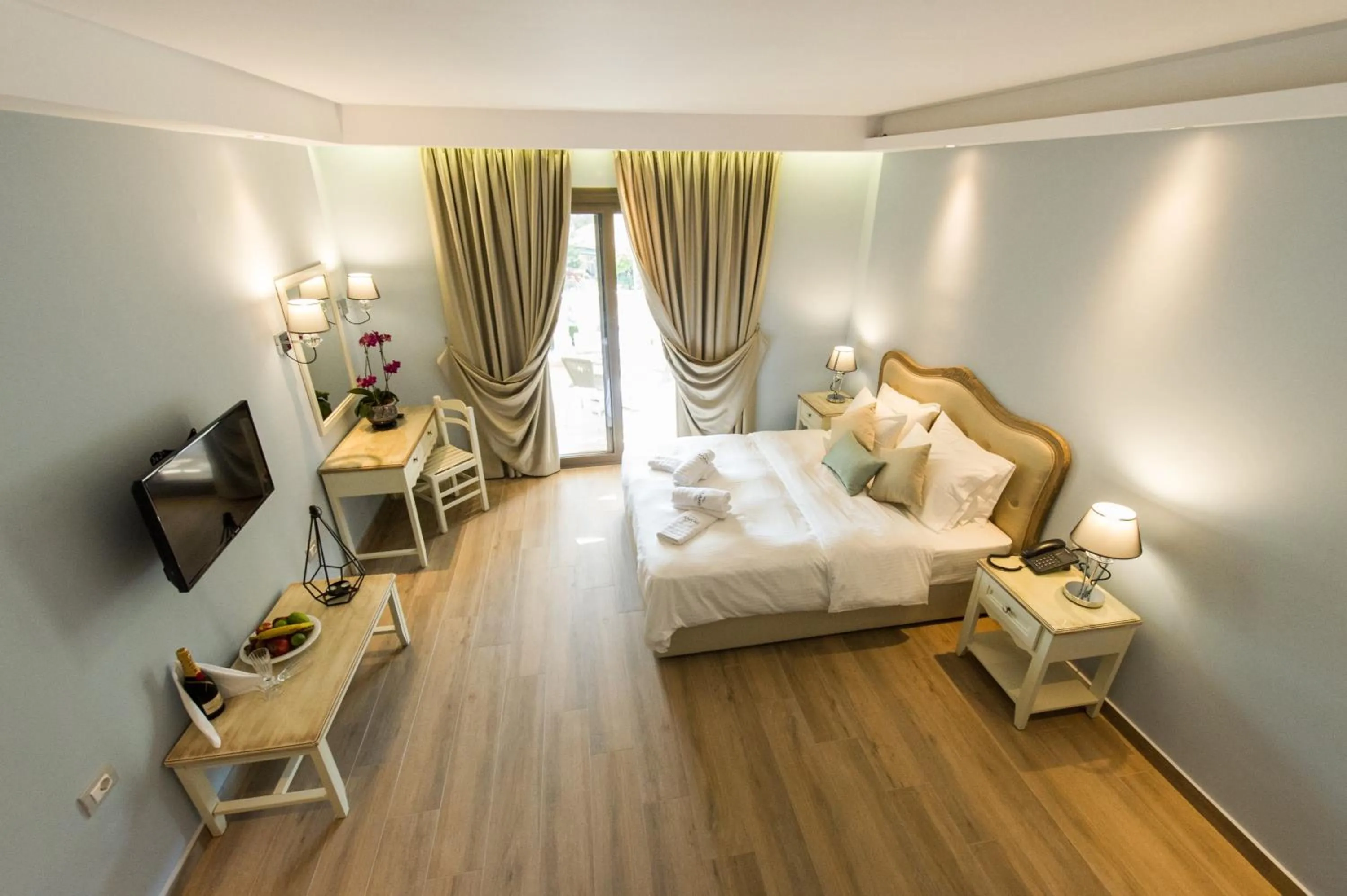 Bedroom, Bed in Adams Hotel