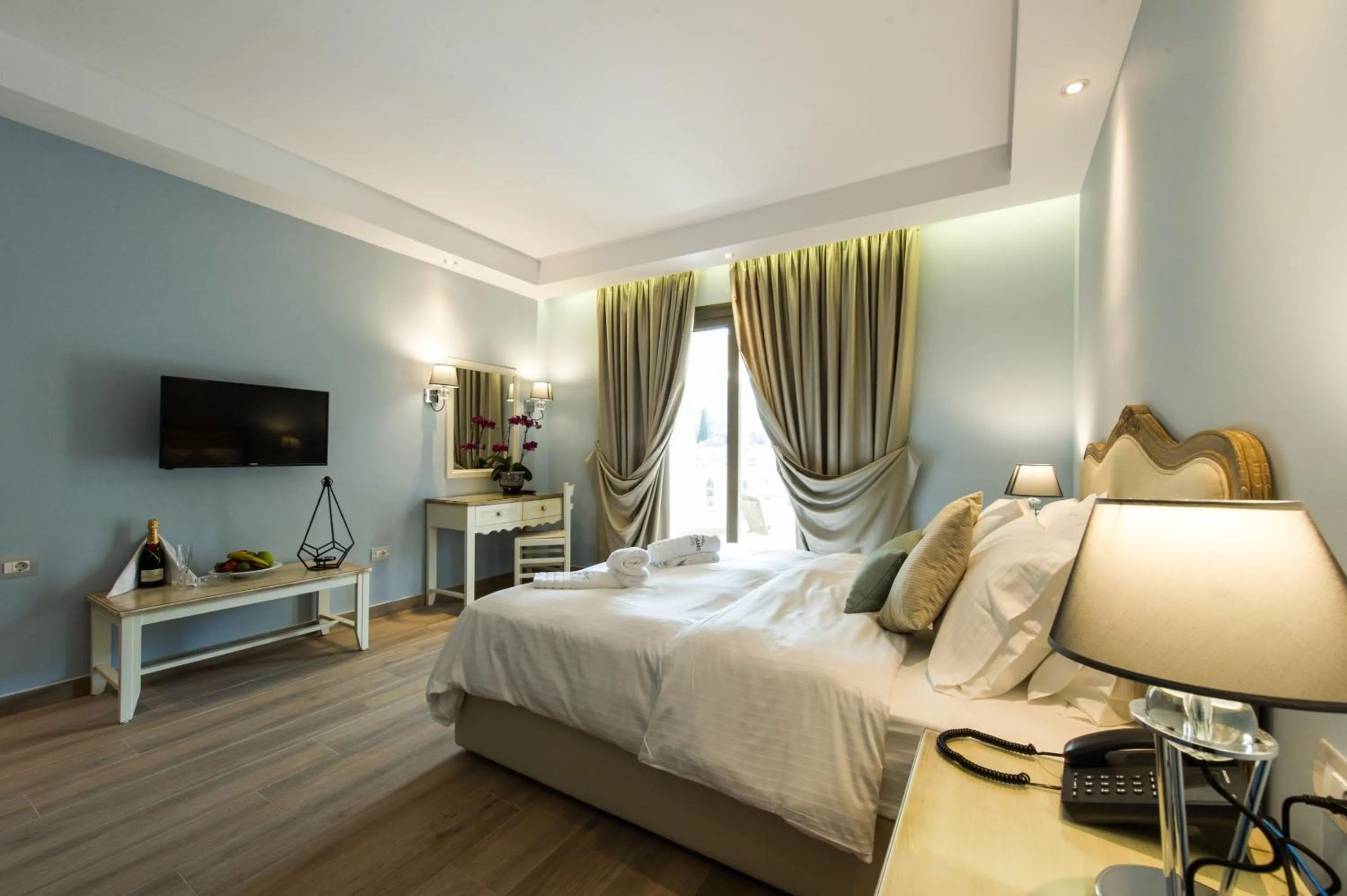 Bedroom, Bed in Adams Hotel