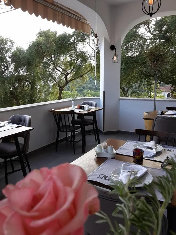 Restaurant/places to eat in Adams Hotel