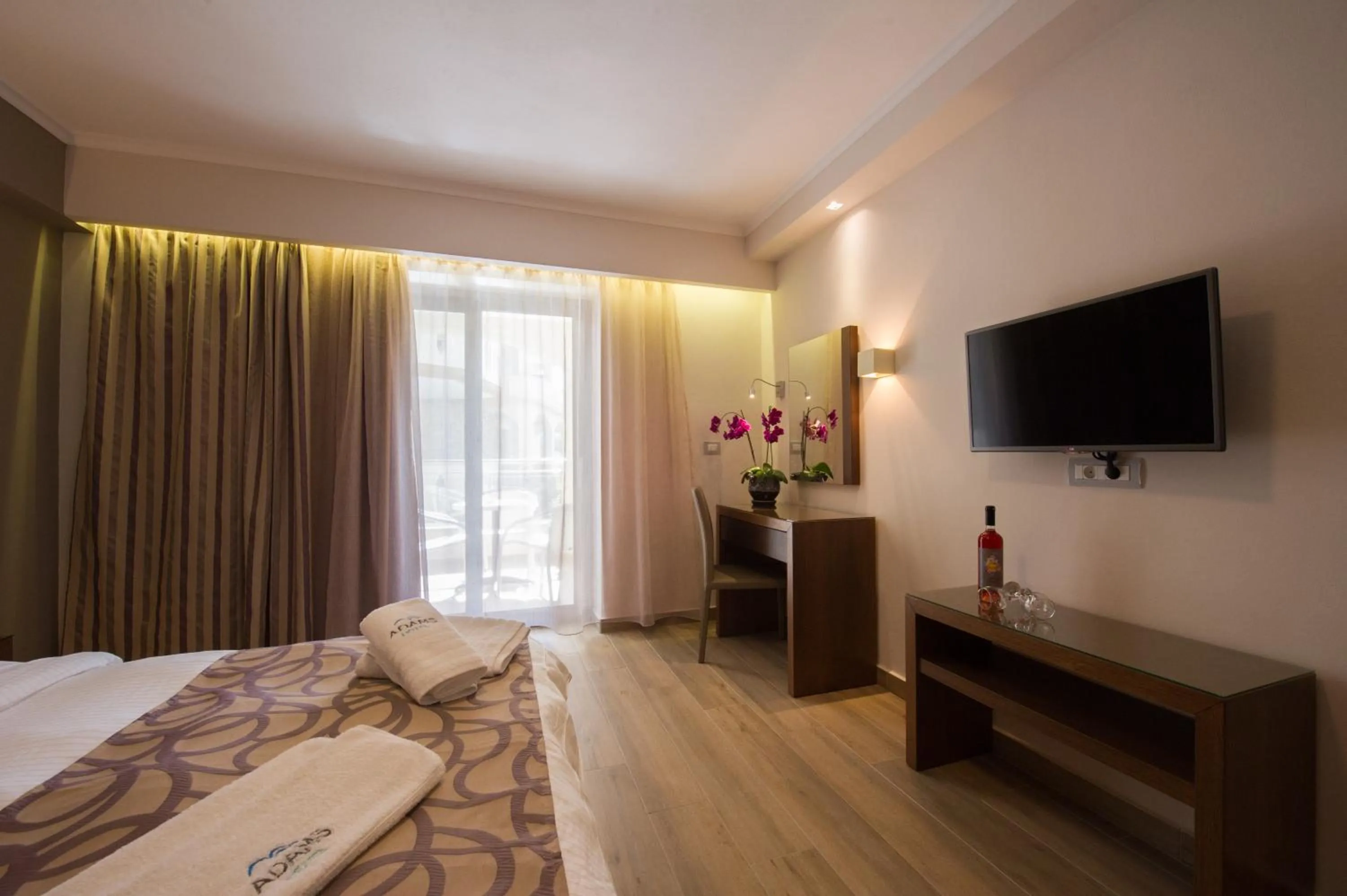 Photo of the whole room, Bed in Adams Hotel