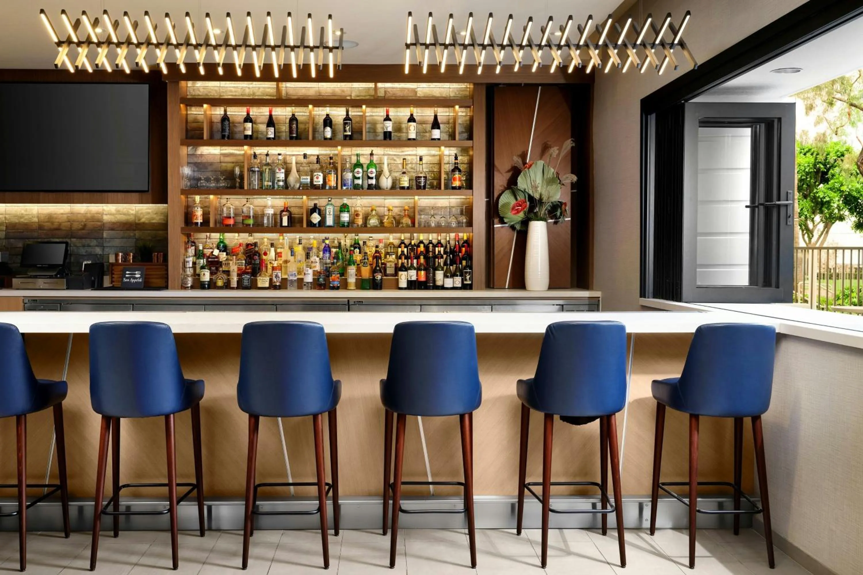 Lounge or bar in Costa Mesa Marriott