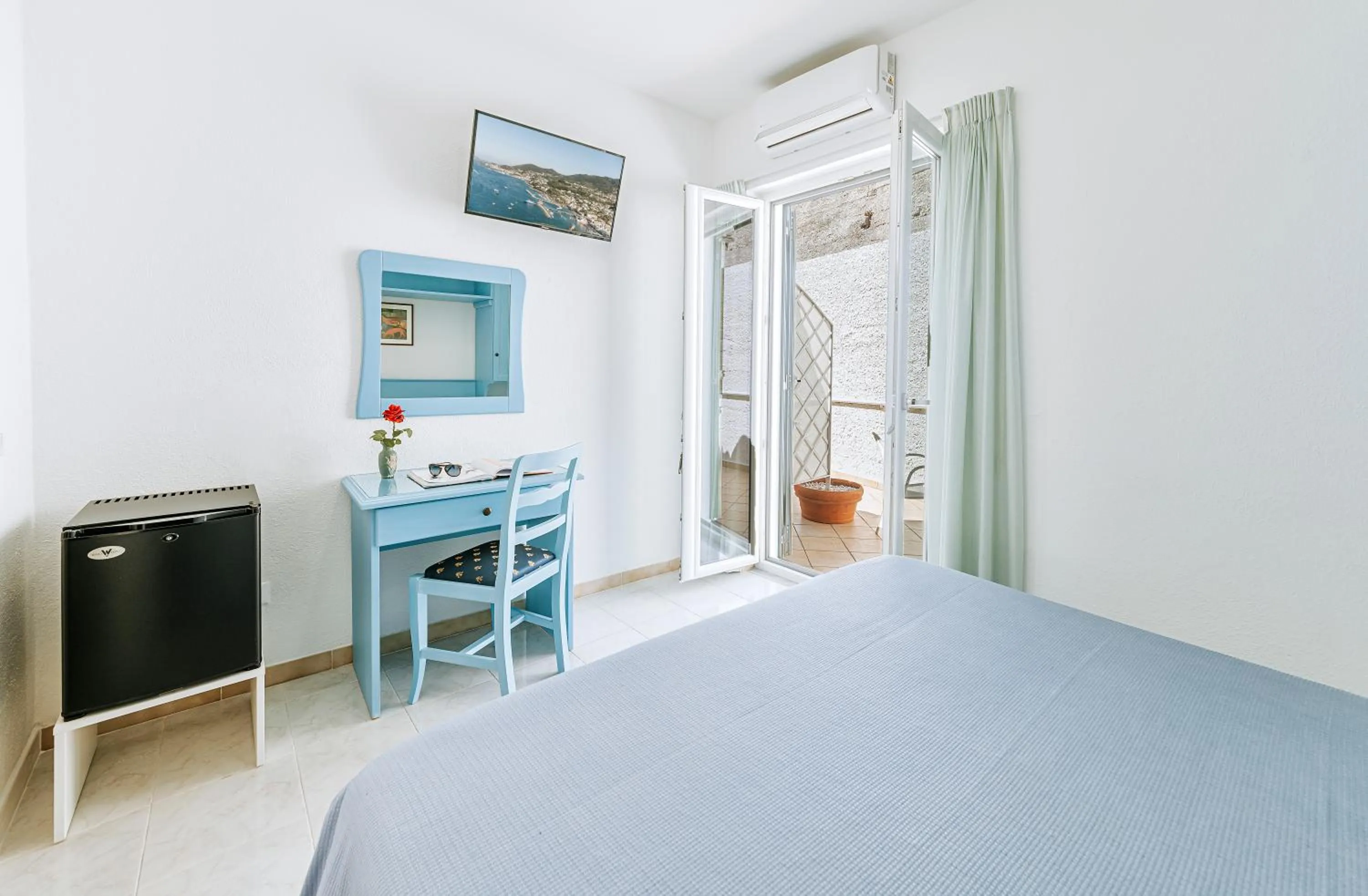 Patio, Bed in Hotel Villa D'Orta