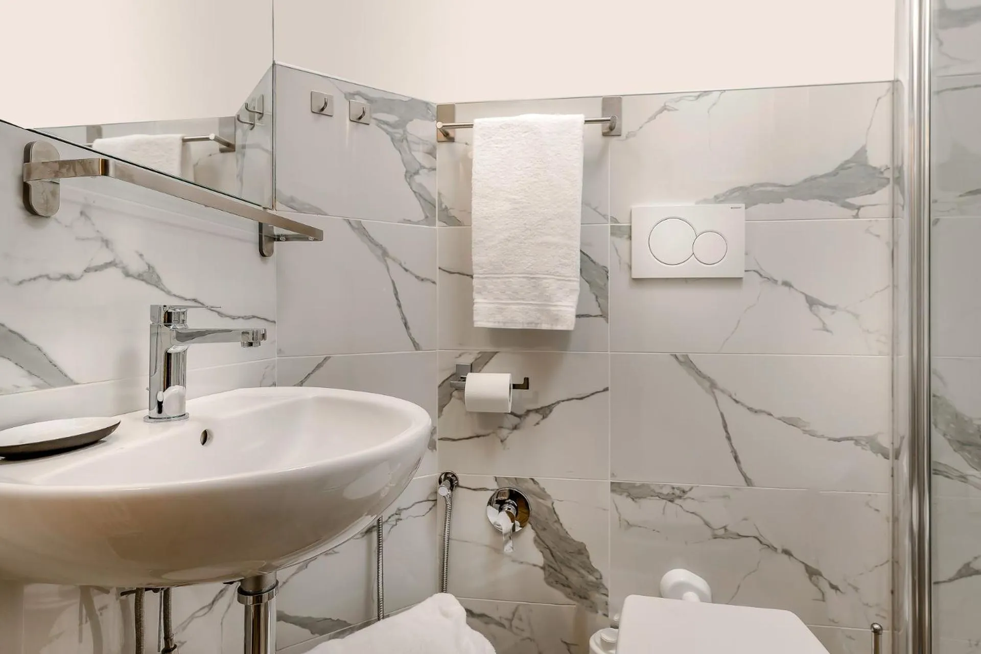 Bathroom in Residenza Conte di Cavour & Rooftop - dBe Hotels