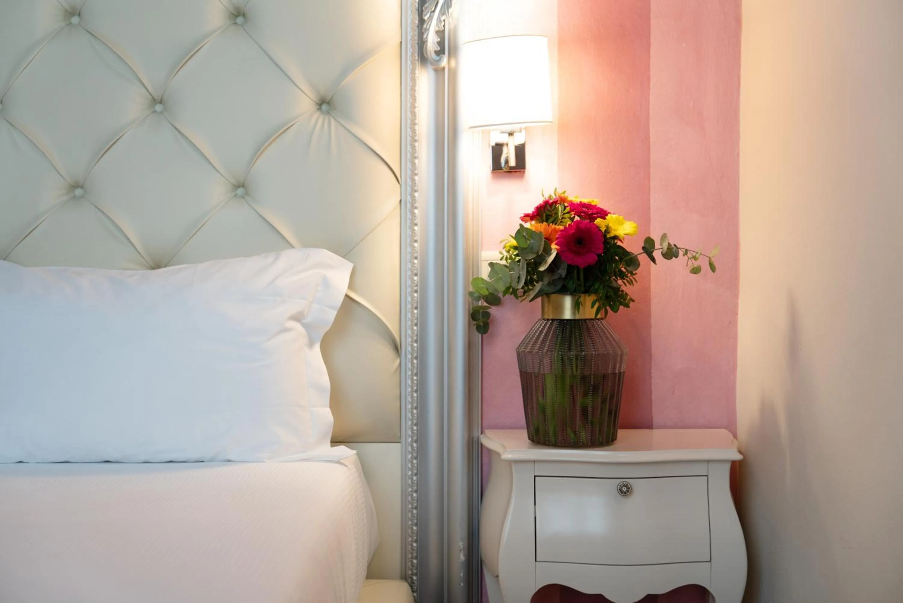 Decorative detail, Bed in Residenza Conte di Cavour & Rooftop - dBe Hotels