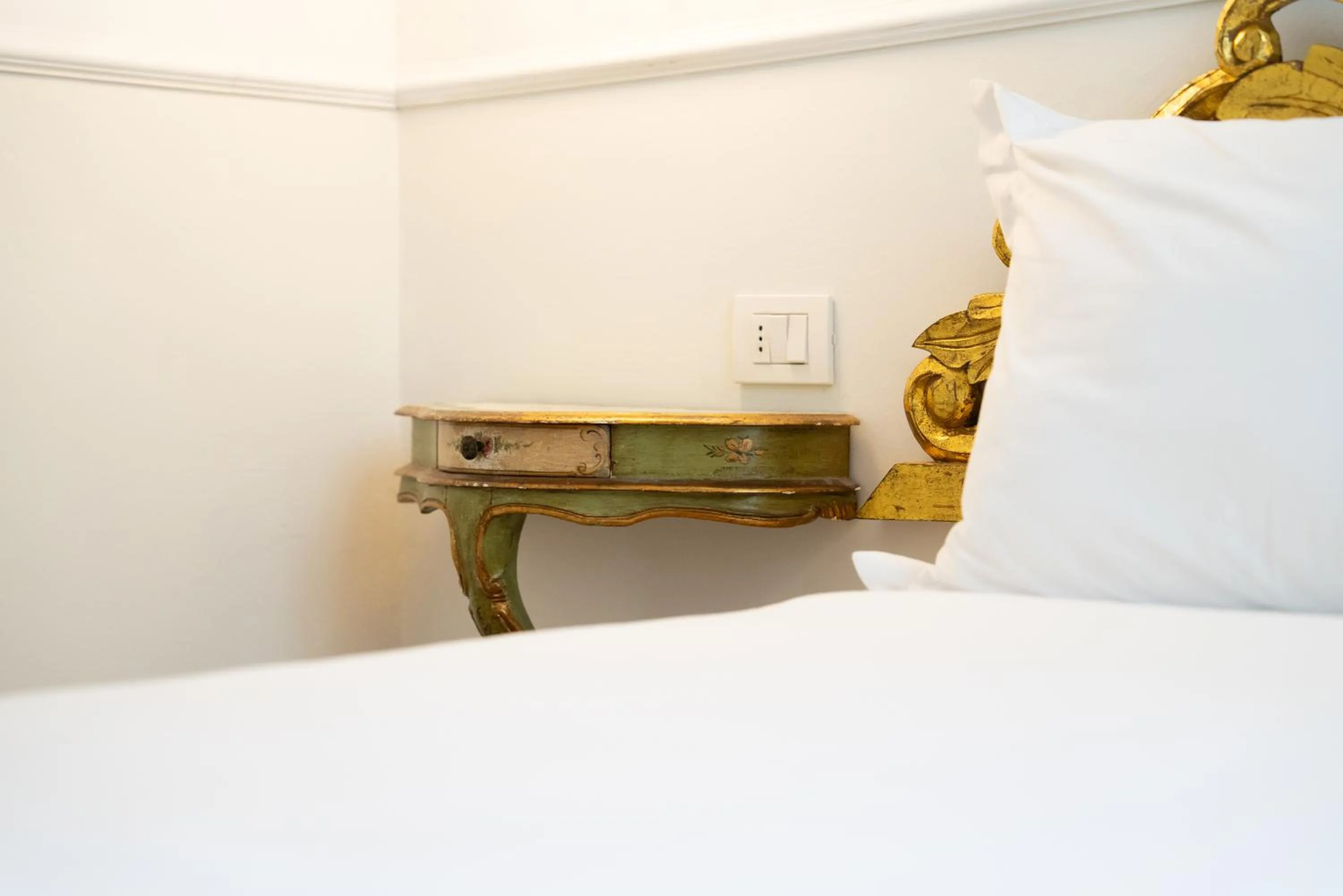 Decorative detail, Bed in Residenza Conte di Cavour & Rooftop - dBe Hotels