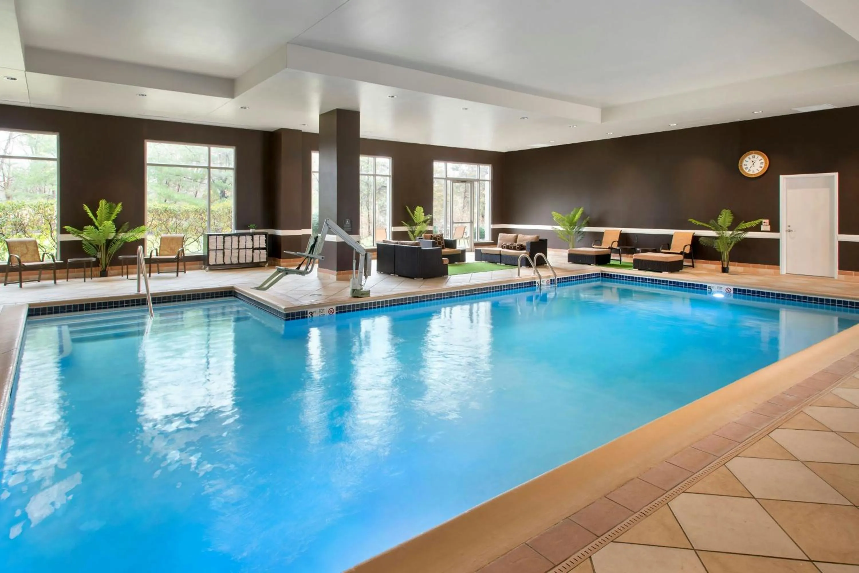 Swimming pool in Bridgewater Marriott