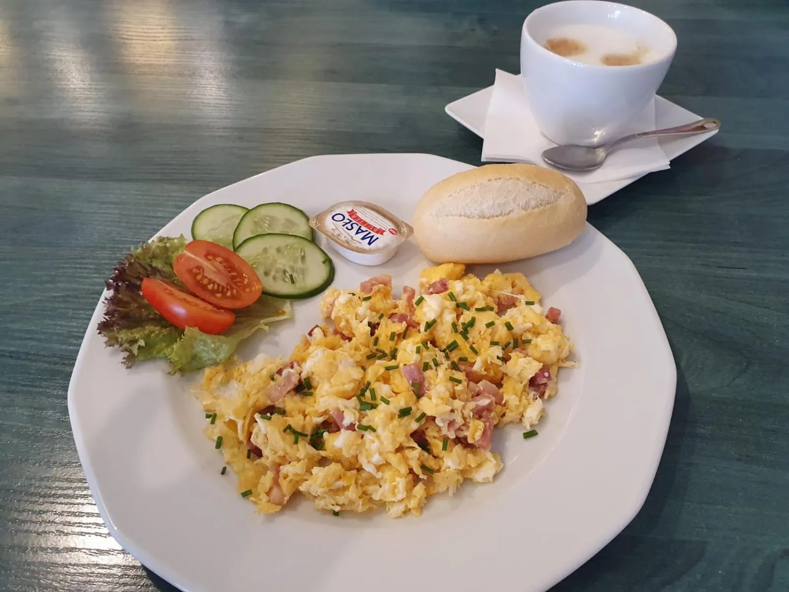 Food and drinks in Motel Duet