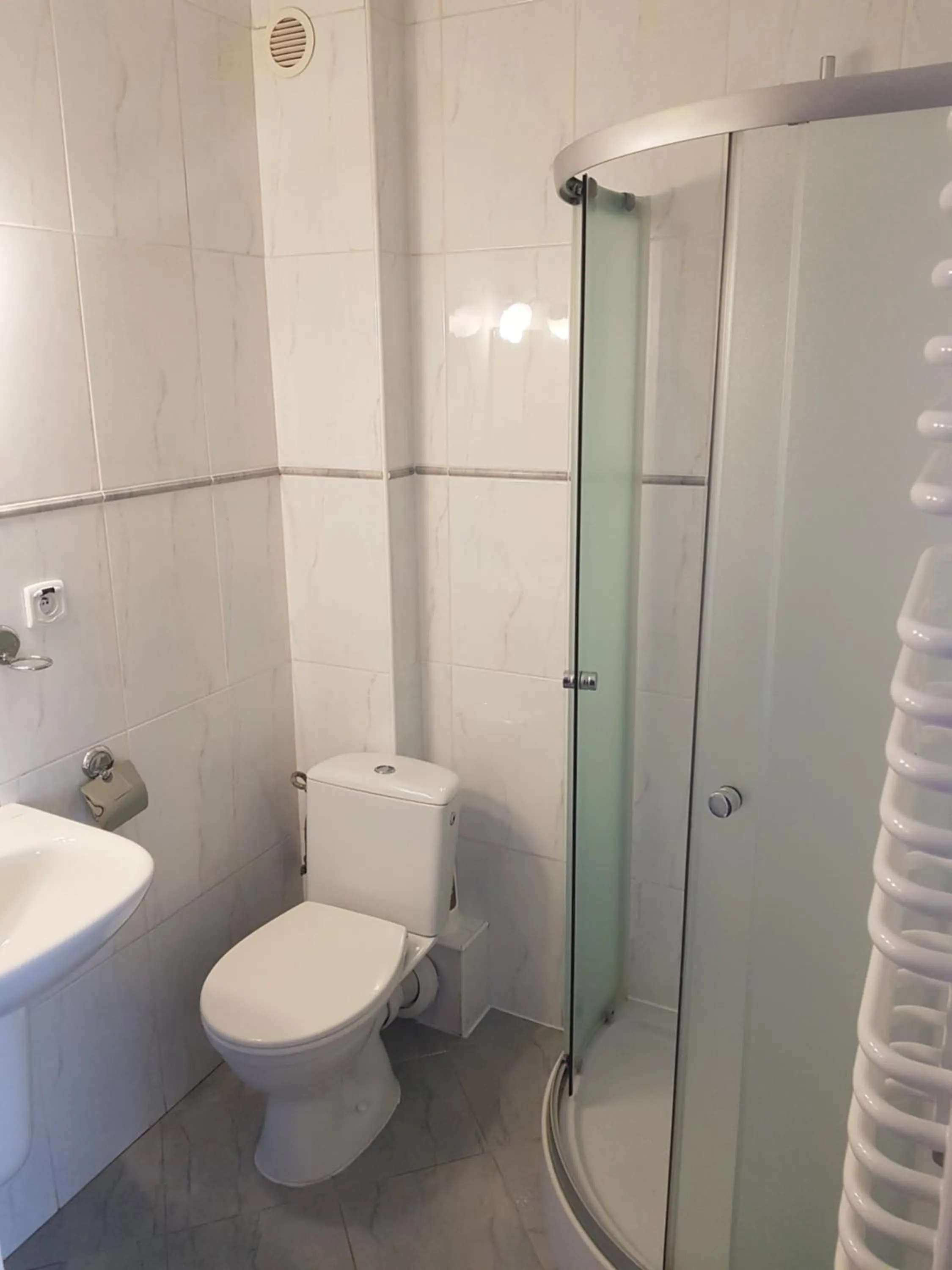 Shower in Motel Duet