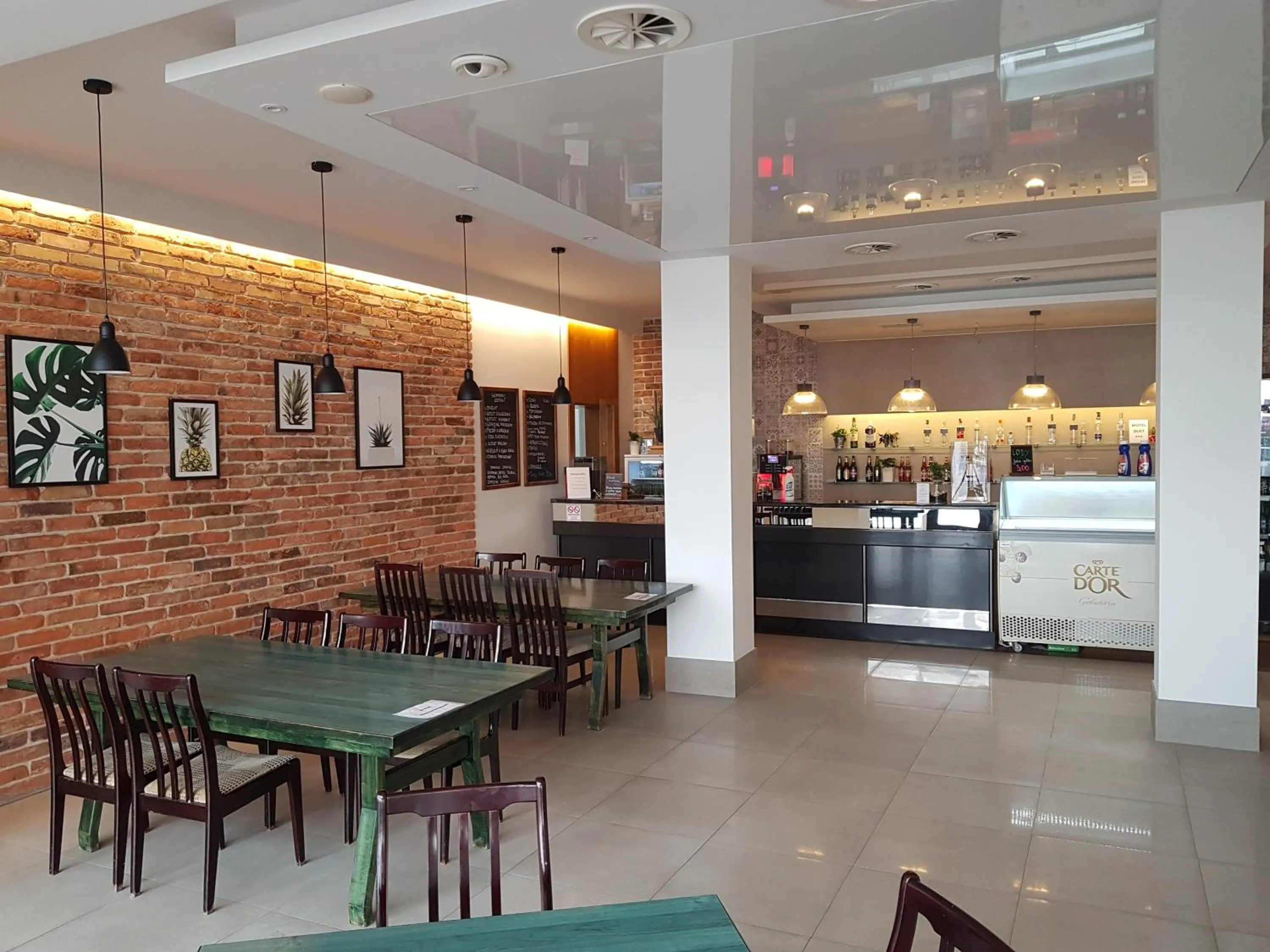 Restaurant/places to eat in Motel Duet