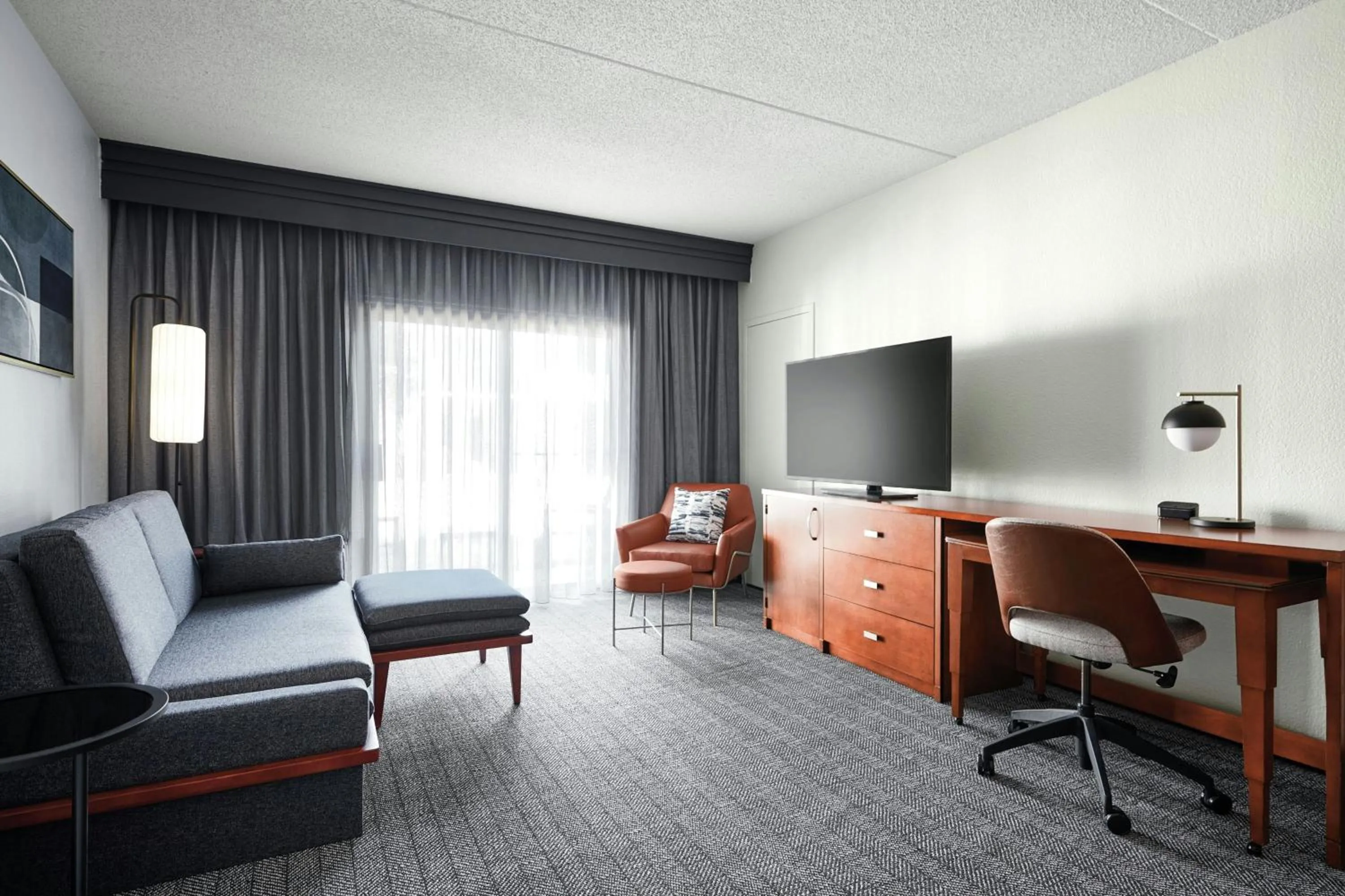 Living room in Courtyard St. Louis Westport Plaza