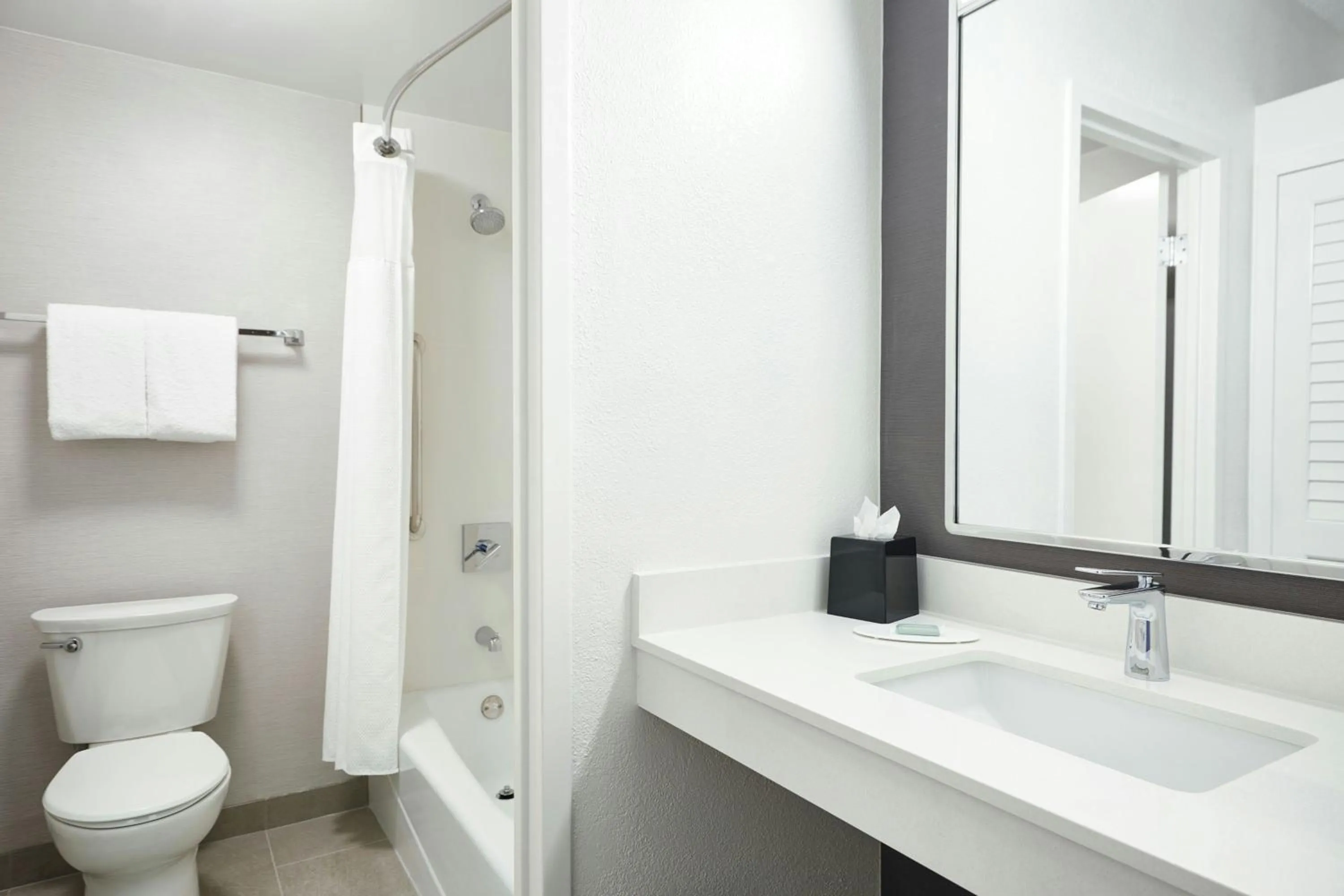 Bathroom in Courtyard St. Louis Westport Plaza