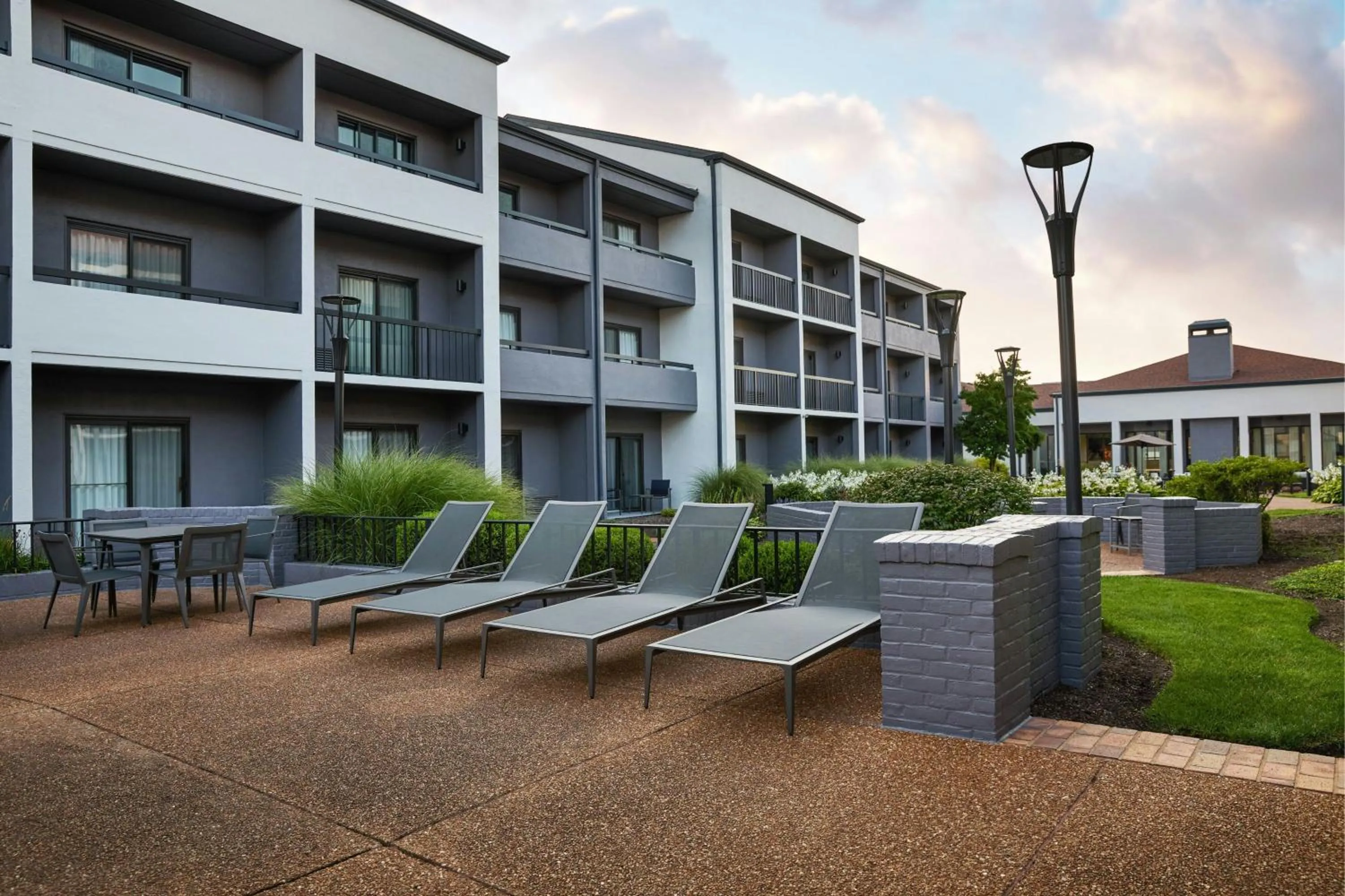 Swimming pool in Courtyard St. Louis Westport Plaza