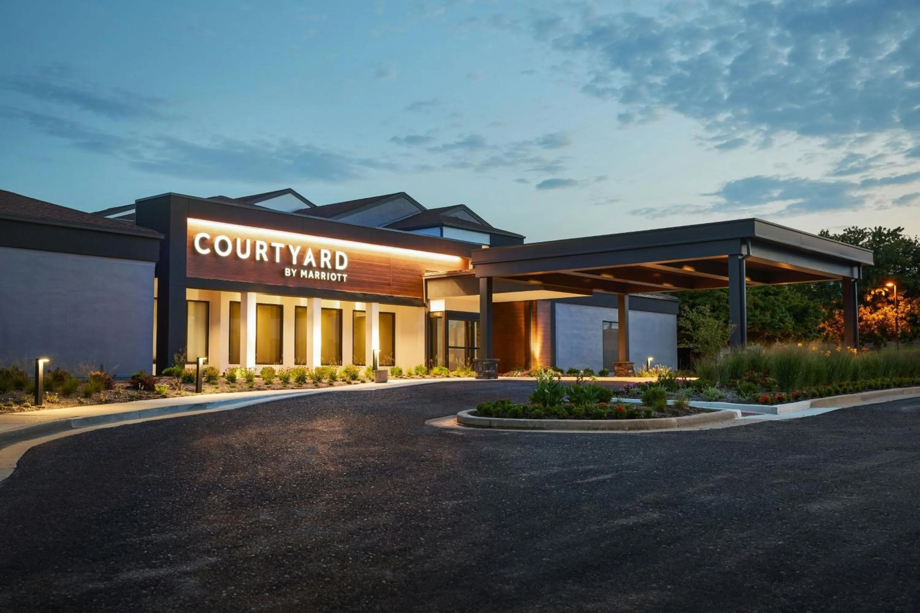 Property building in Courtyard St. Louis Westport Plaza