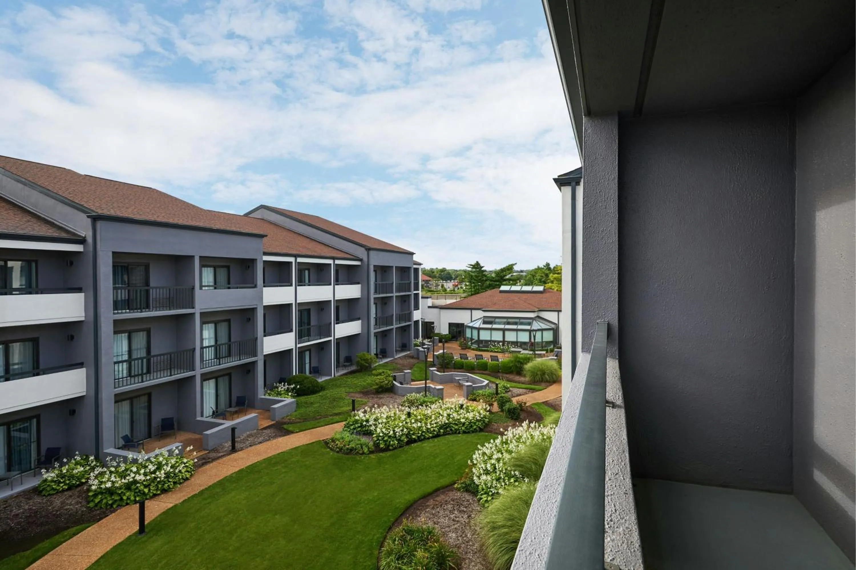 Bedroom in Courtyard St. Louis Westport Plaza