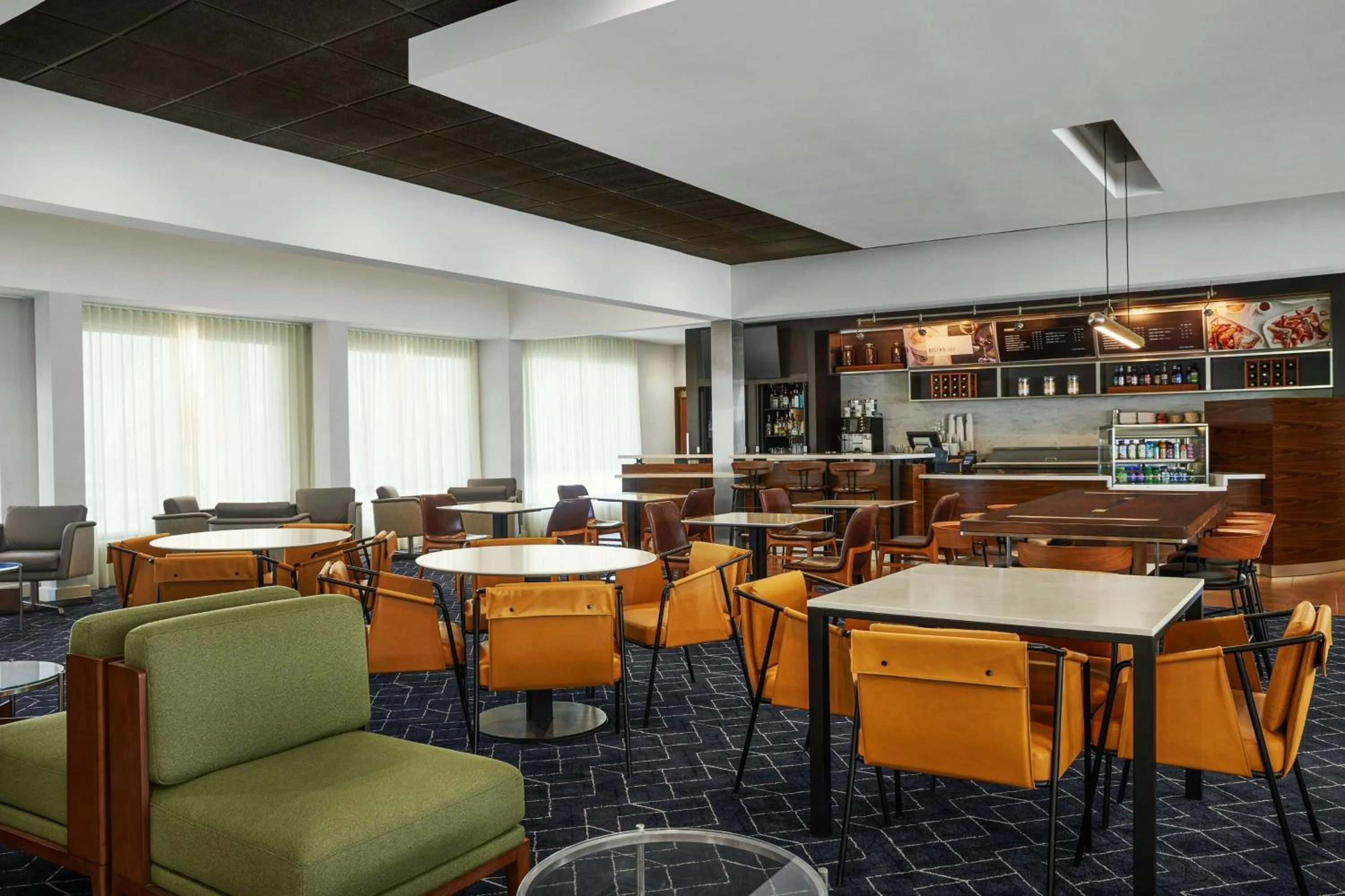 Breakfast in Courtyard St. Louis Westport Plaza