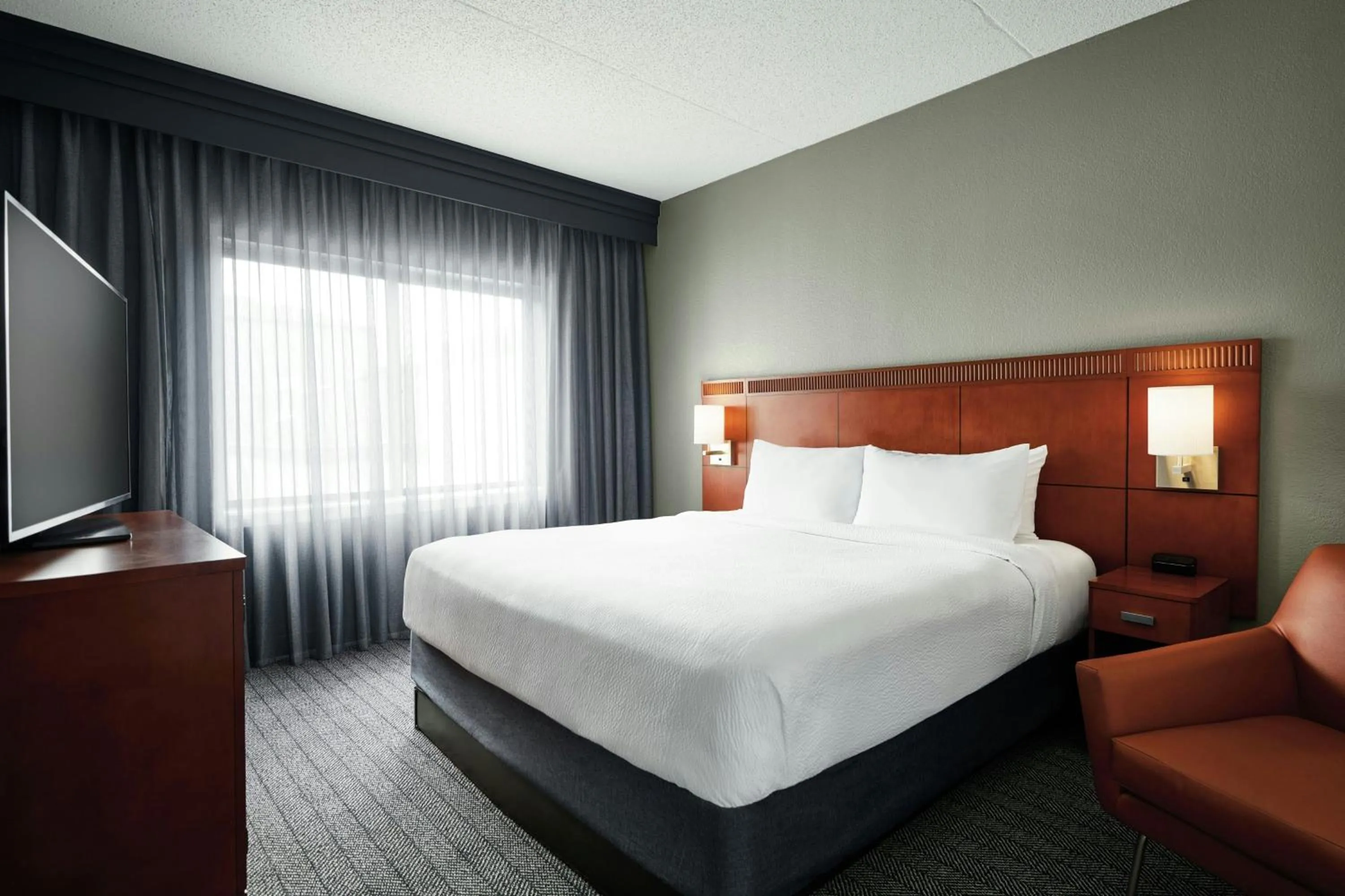 Bedroom, Bed in Courtyard St. Louis Westport Plaza