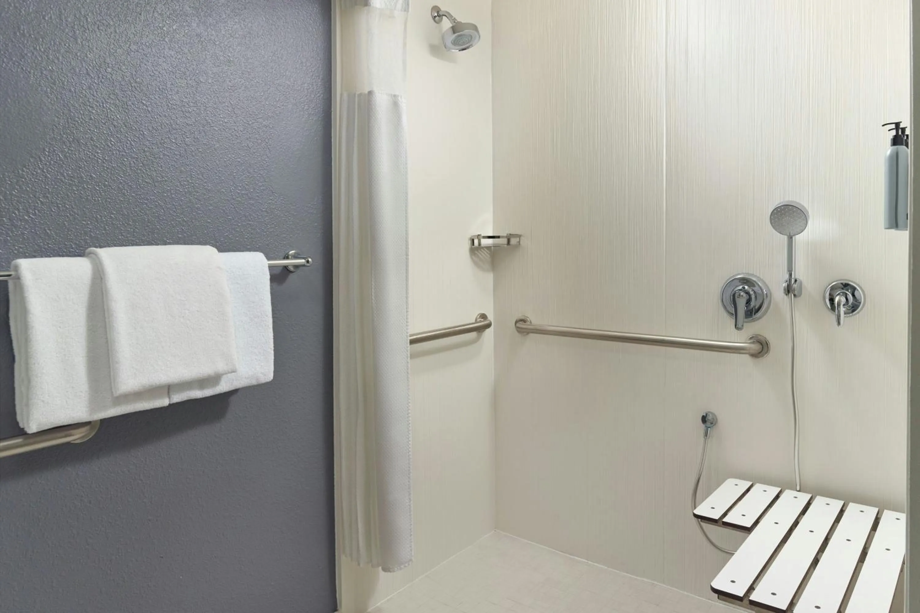 Bathroom in Courtyard by Marriott Tallahassee Downtown/Capital