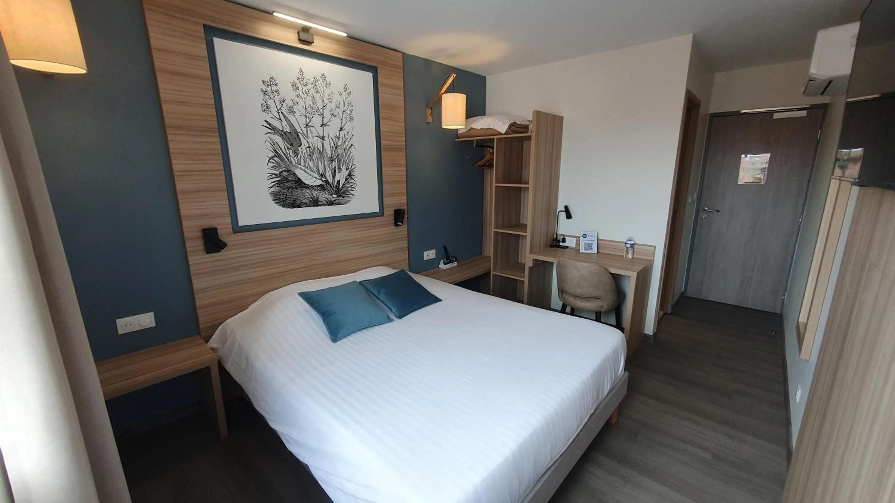 Bed in Logis Hôtel - Les Pasteliers