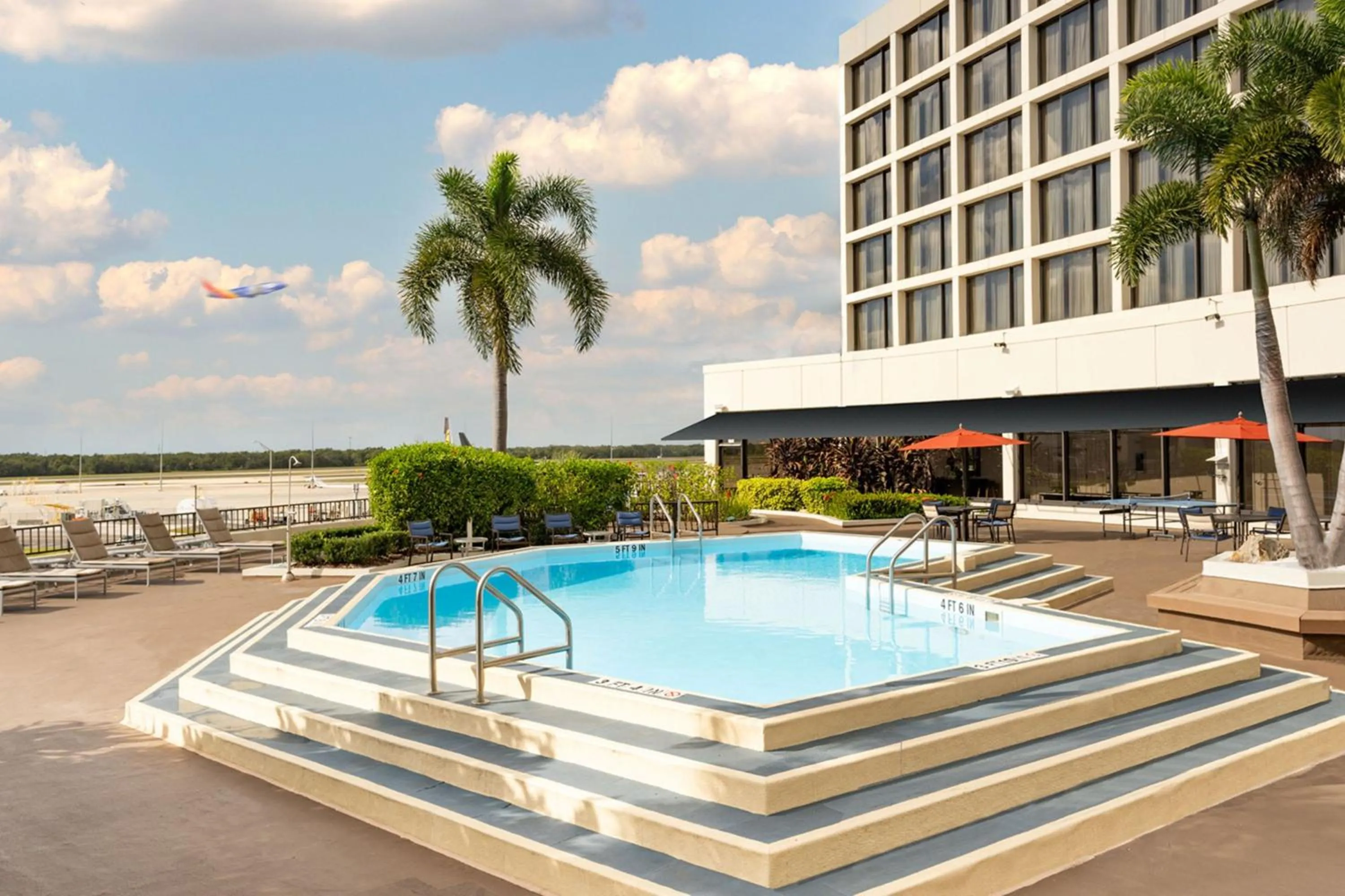 Swimming pool in Tampa Airport Marriott