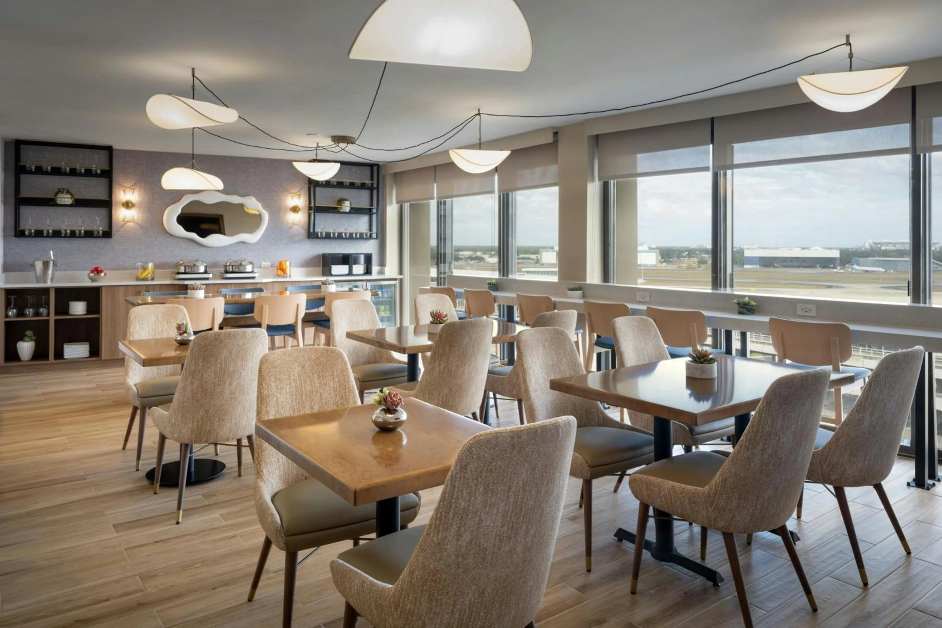 Lounge or bar in Tampa Airport Marriott