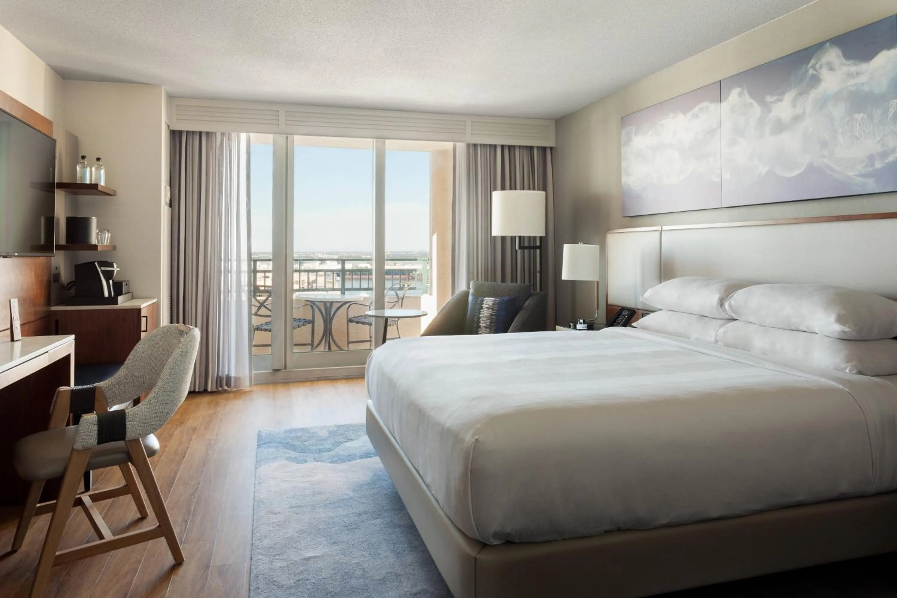 Photo of the whole room, Bed in Tampa Marriott Water Street