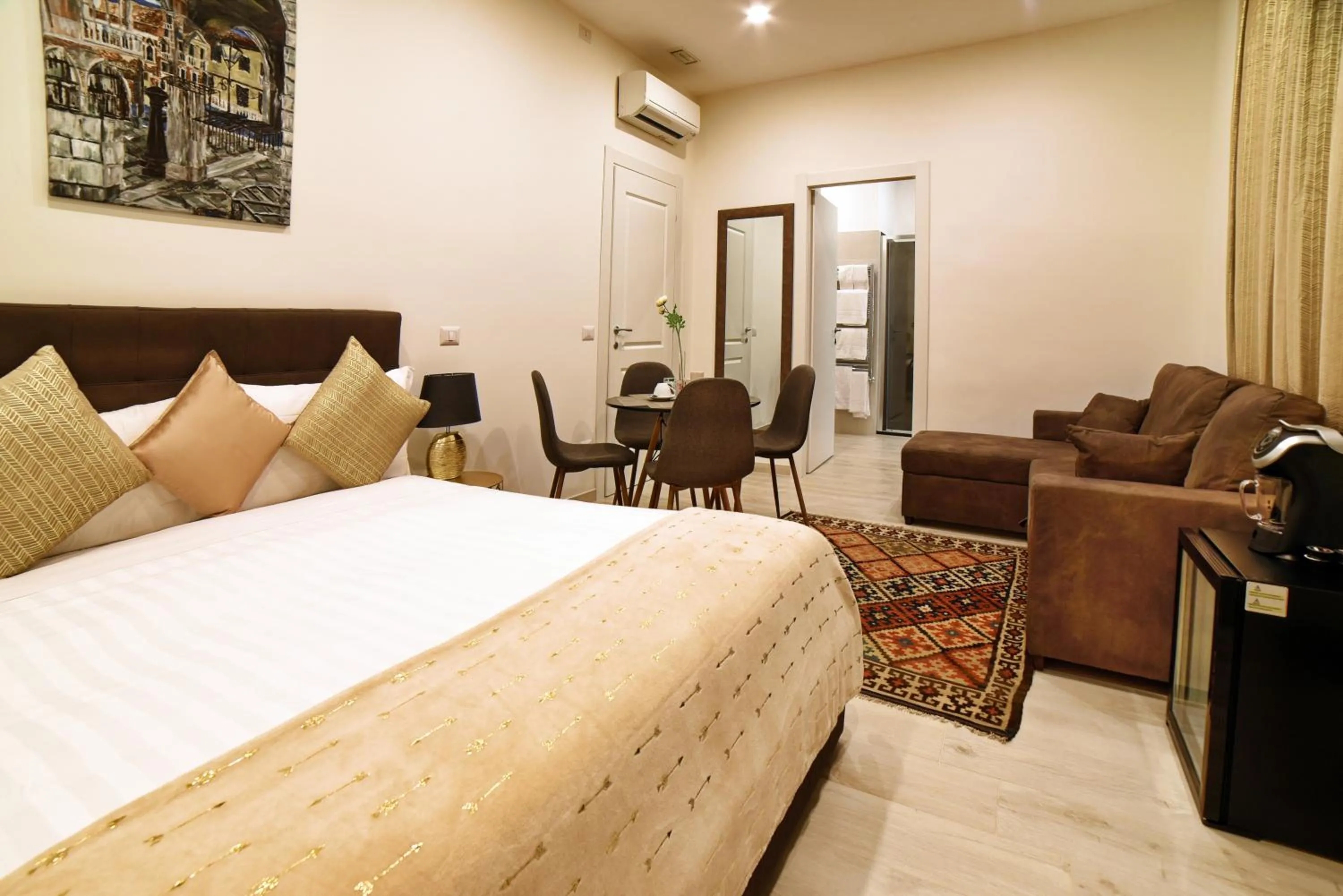 Queen Suite with Spa Bath - single occupancy in Coladir Guest House
