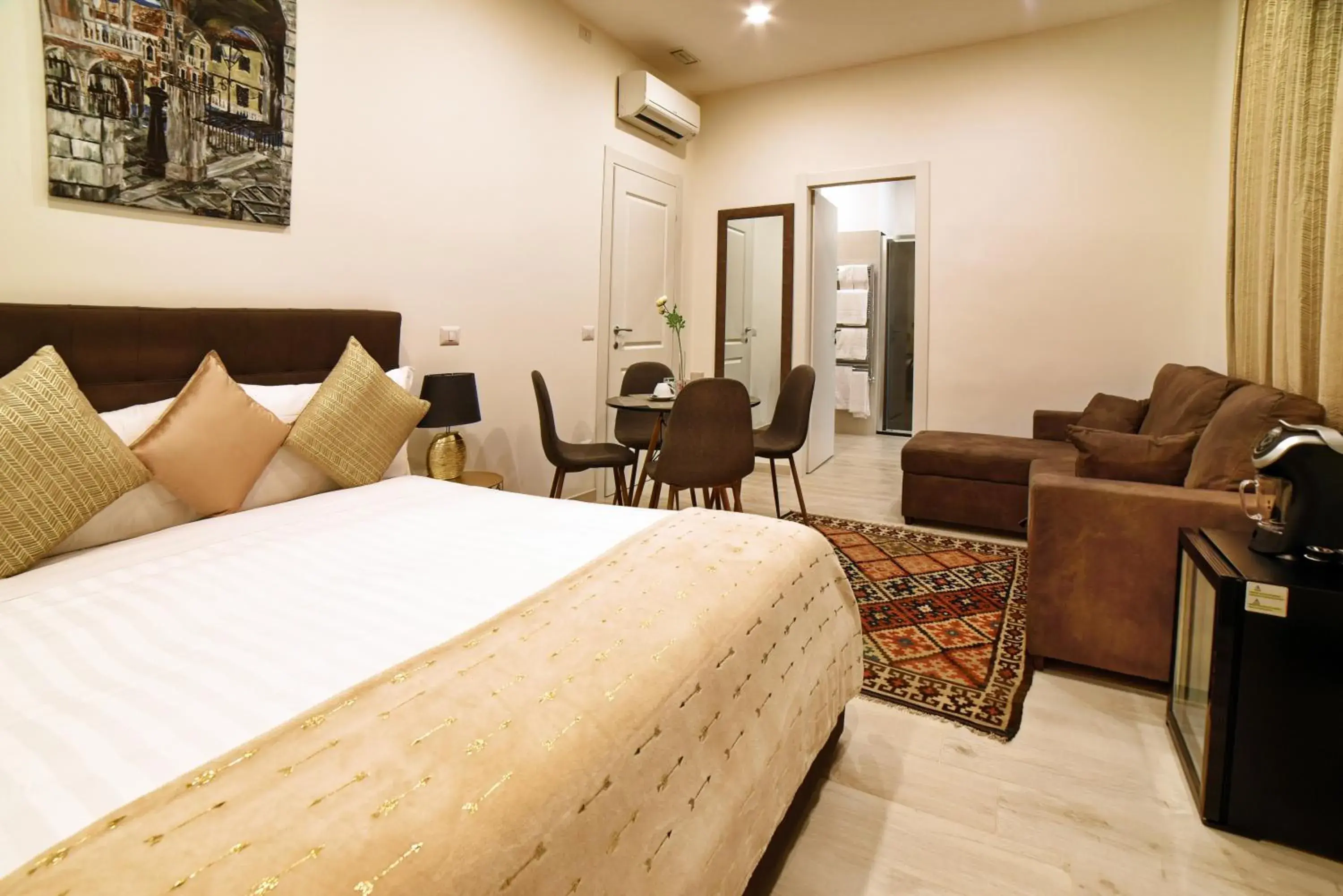 Queen Suite with Spa Bath - single occupancy in Coladir Guest House Queen Suite with Spa Bath - single occupancy in Coladir Guest House
