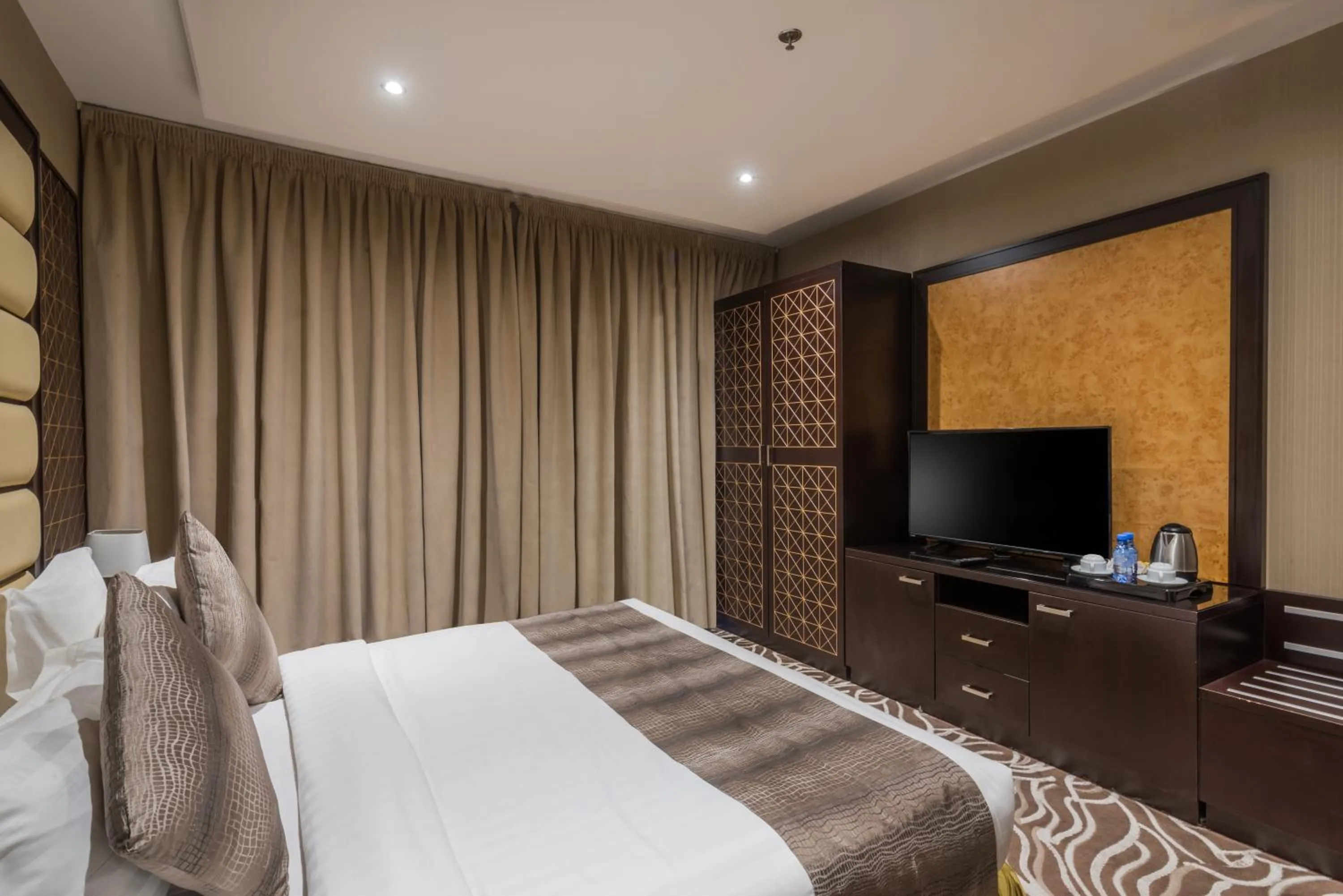 Bedroom, Bed in Naviti Warwick Al Khobar